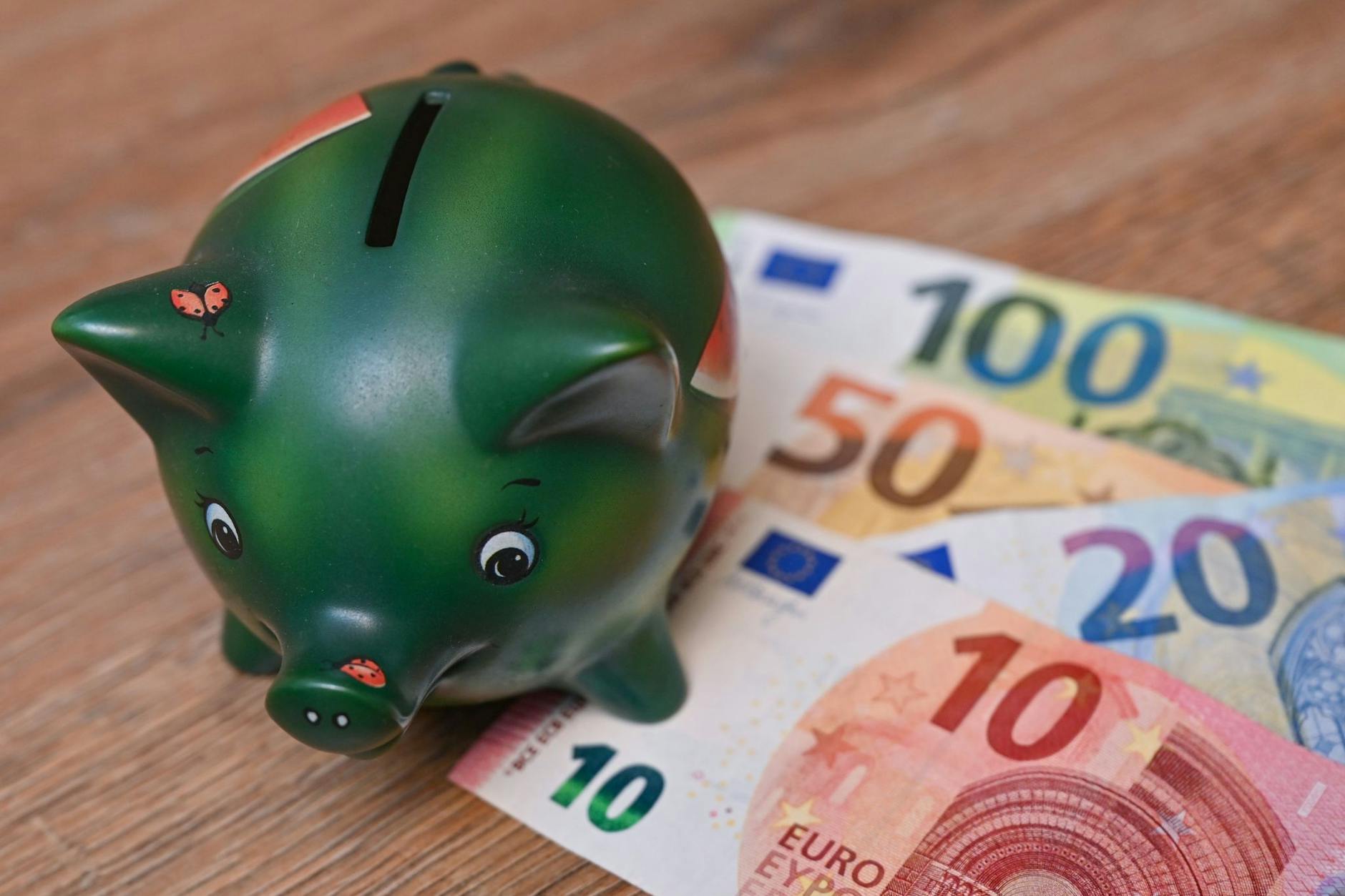 Wer sein Erspartes angelegt hat, muss wegen des höheren Freistellungsbetrags seit 1. Januar weniger Geld versteuern als noch im Vorjahr.