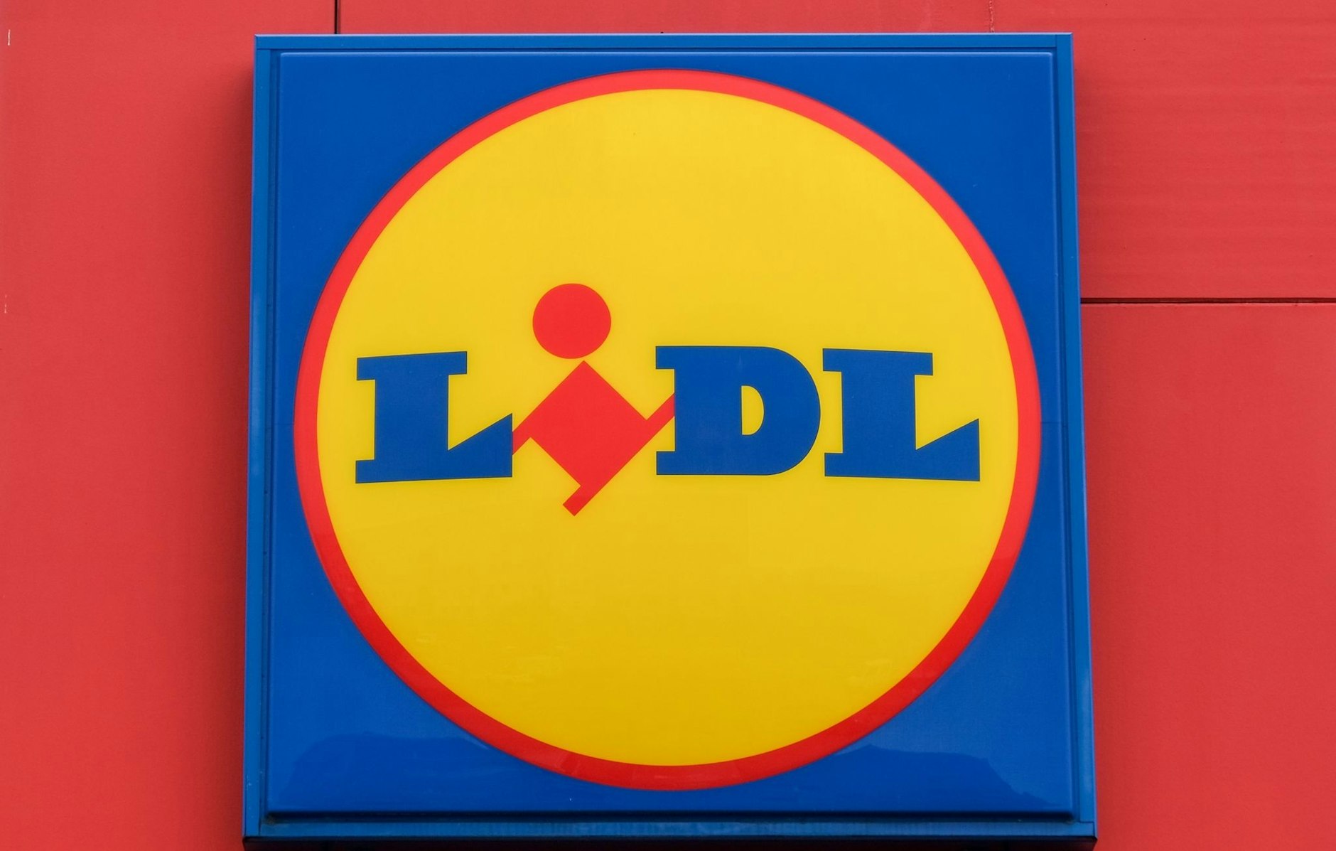 ARCHIV - Der Discounter Lidl will künftig in seiner Werbung und bei der Verpackung seiner Eigenmarkenprodukte mehr Rücksicht auf die Kindergesundheit nehmen.  