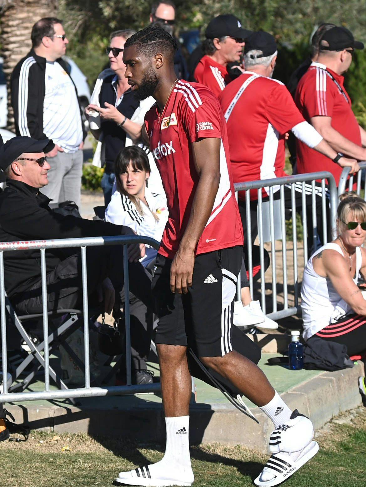 Beim 1. FC Union macht man sich Sorgen um Angreifer Jordan Siebatcheu, der nach dem Training mit einem dick bandagierten Knöchel den Platz verlassen musste.