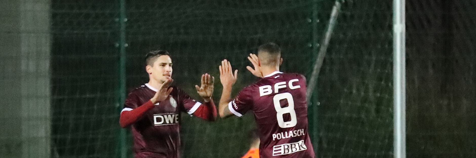 BFC-Star Alexander Siebeck (l.) holt sich die verdienten Glückwünsche vom Mannschaftskollegen Andreas Pollasch ab.