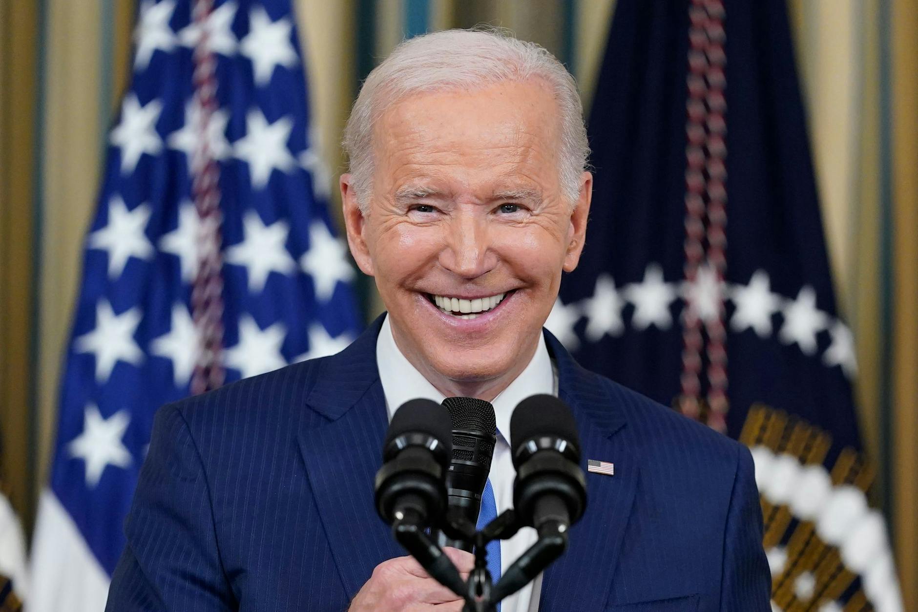 ARCHIV - US-Präsident Joe Biden freut sich über den Sieg der Nationalmannschaft bei der Fußball-WM in Katar.