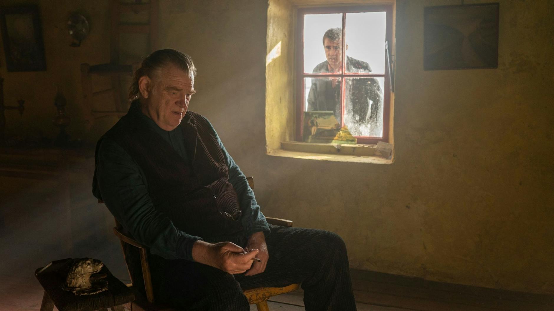 HANDOUT - Brendan Gleeson (l) als Colm Doherty und Colin Farrell als Padraic Suilleabhain in einer Szene des Films "The Banshees Of Inisherin".