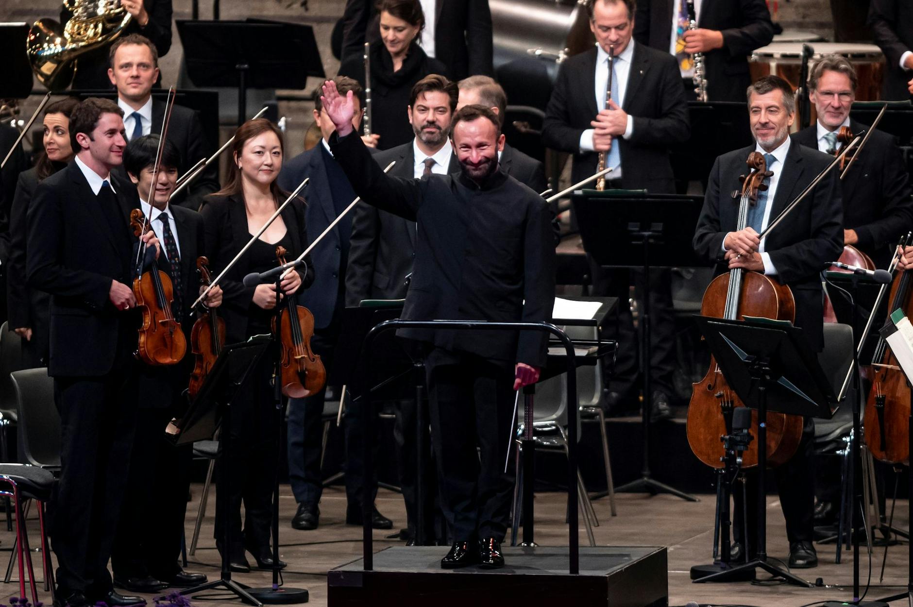 ARCHIV - Die Berliner Philharmoniker mit Chefdirigent Kirill Petrenko.