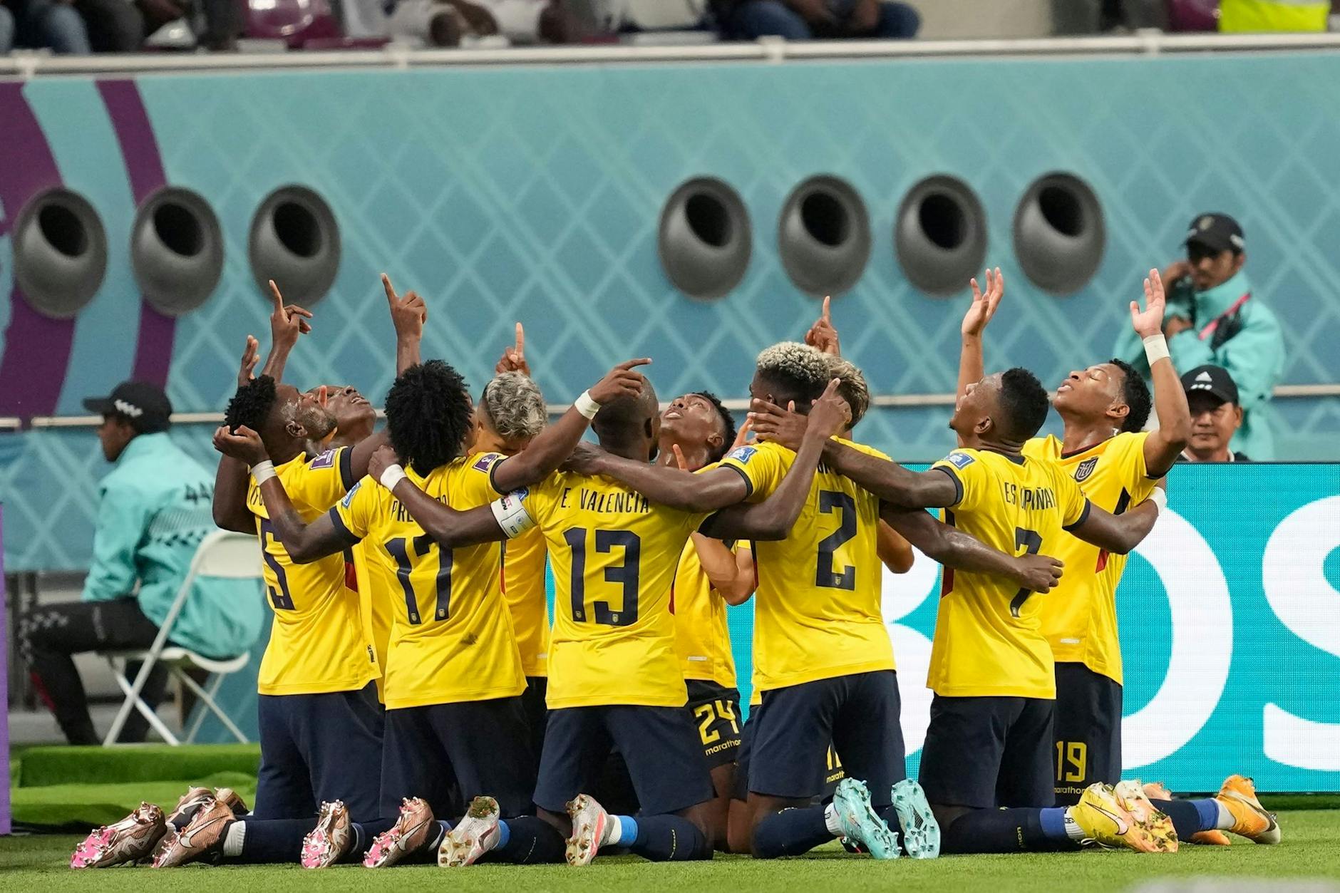 Ecuadors Spieler feiern nach dem 1:1-Ausgleichstreffer von Moisés Caicedo.