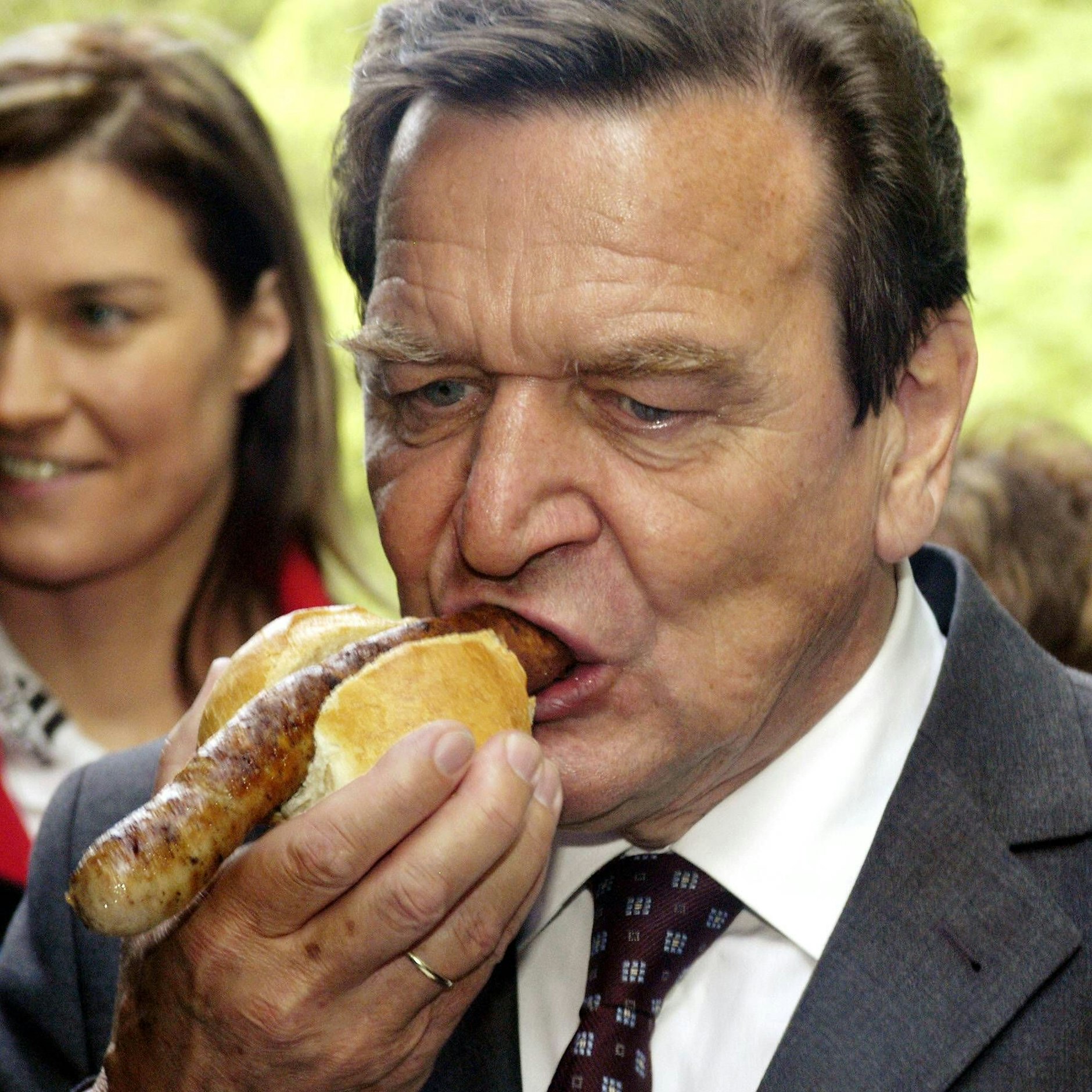 Brioni-Anzüge und schnöde Bratwurst: Wir finden diese Kombination top, auch wenn wir den Russlandfreund Gerhard Schröder verurteilen. Nur Senf fehlt irgendwie.