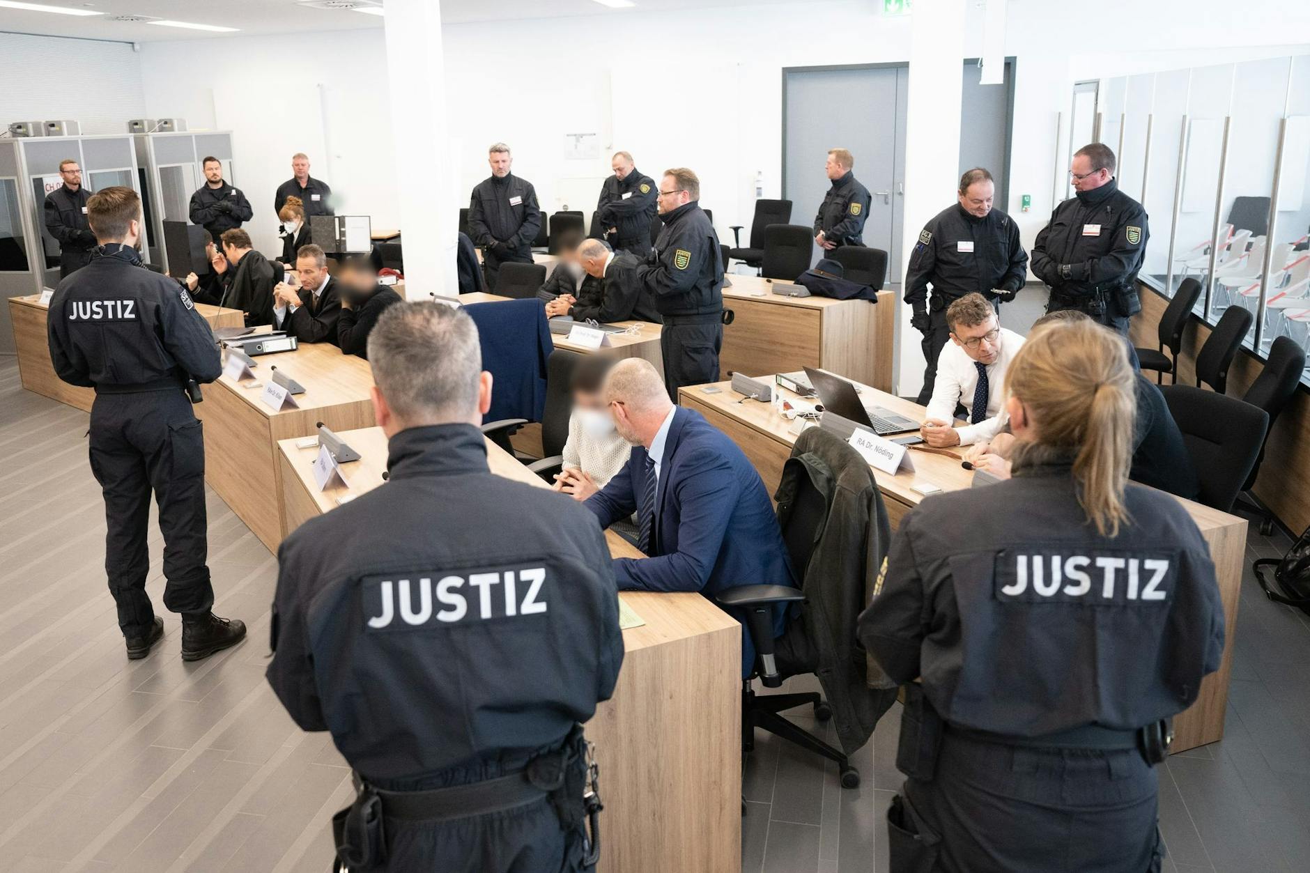 ARCHIV - Die Angeklagten im Prozess um den Juwelenraub im Grünen Gewölbe sitzen im Landgericht. rchiv