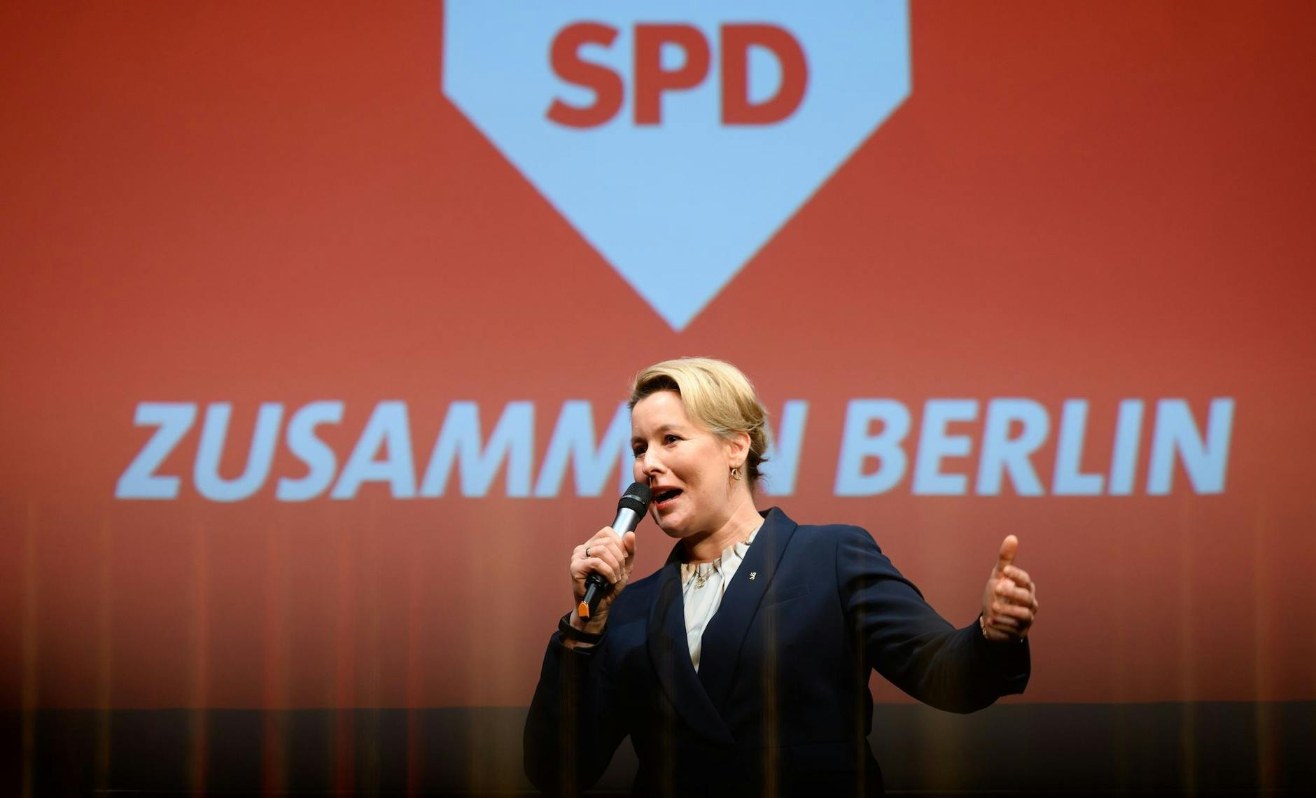 Franziska Giffey (SPD), Regierende Bürgermeisterin von Berlin, spricht beim Wahlkampf-Auftakt der SPD für die Wiederholung der Wahl zum Berliner Abgeordnetenhaus am 12. Februar 2023 im Varieté Wintergarten.