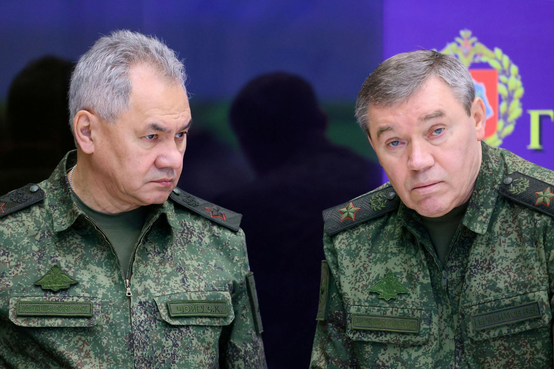 Russlands Verteidigungsminister Sergej Schoigu (l.) und der neue Kommandeur der russischen Truppen in der Ukraine, Waleri Gerassimow