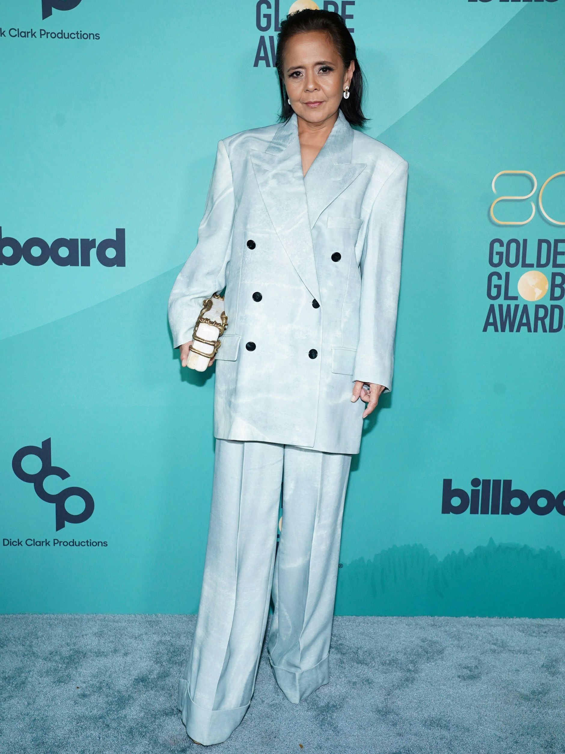 Schlecht geschnitten, unvorteilhaft und im Ganzen Dolly De Leon nicht würdig ist dieser An- oder Aufzug.