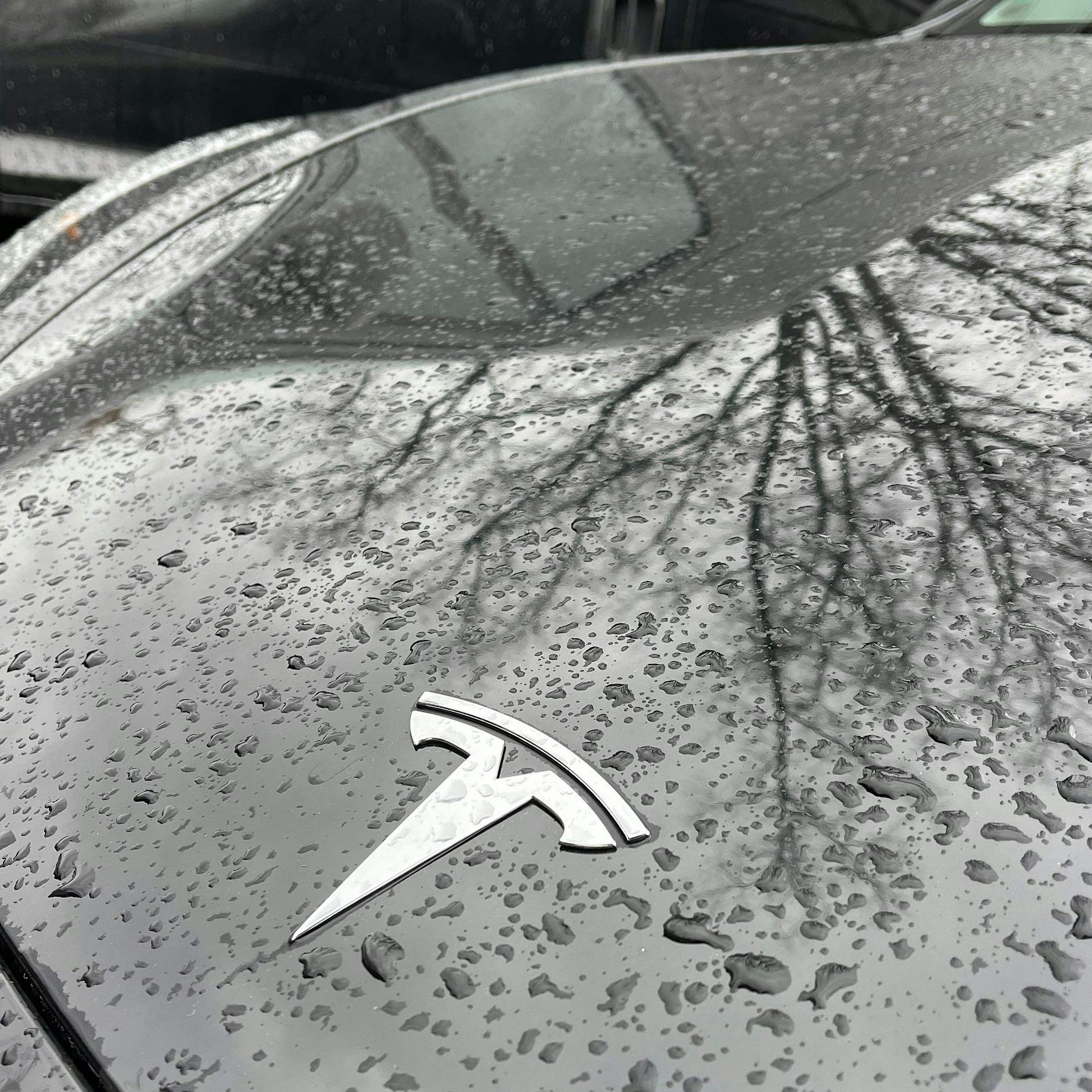 Überwachungsvideo: Tesla löst schwere Massenkarambolage mit neun Verletzten aus – und so reagiert Elon Musk