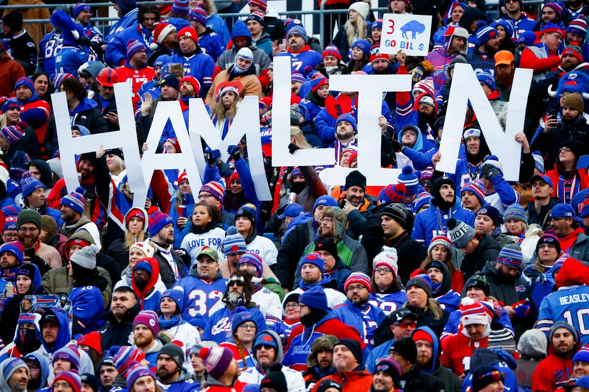 Die Fans der Buffallo Bills denken während des Spiels an Damar Hamlin.