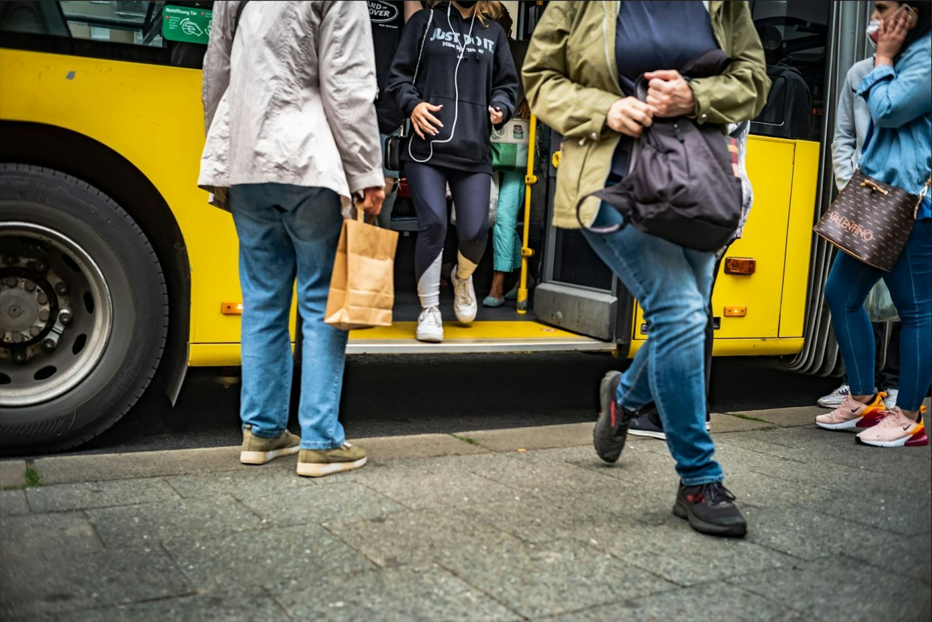 BVG-Bus in Berlin: Fahrgäste steigen ein und aus.