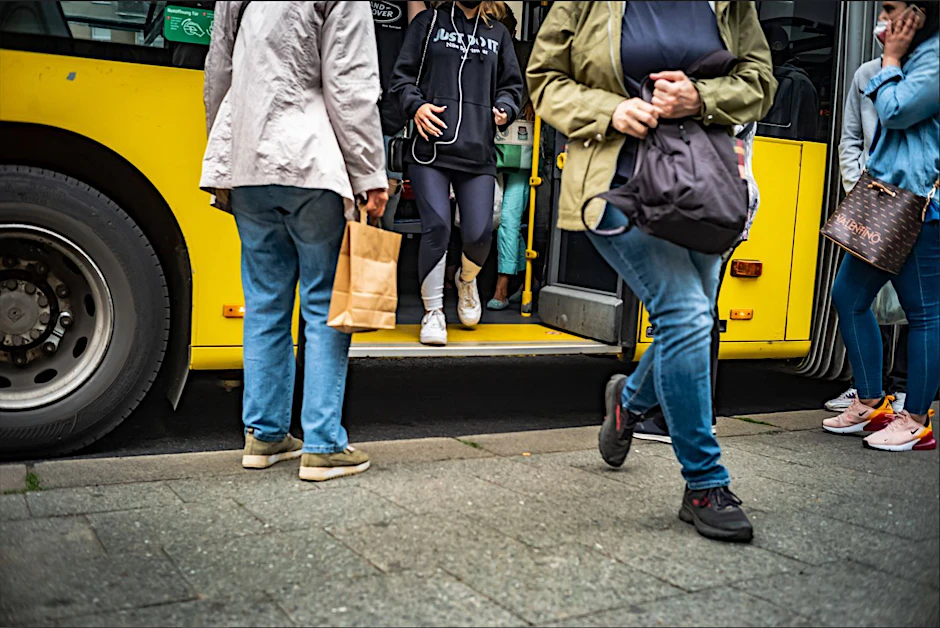 BVG-Bus in Berlin: Fahrgäste steigen ein und aus.