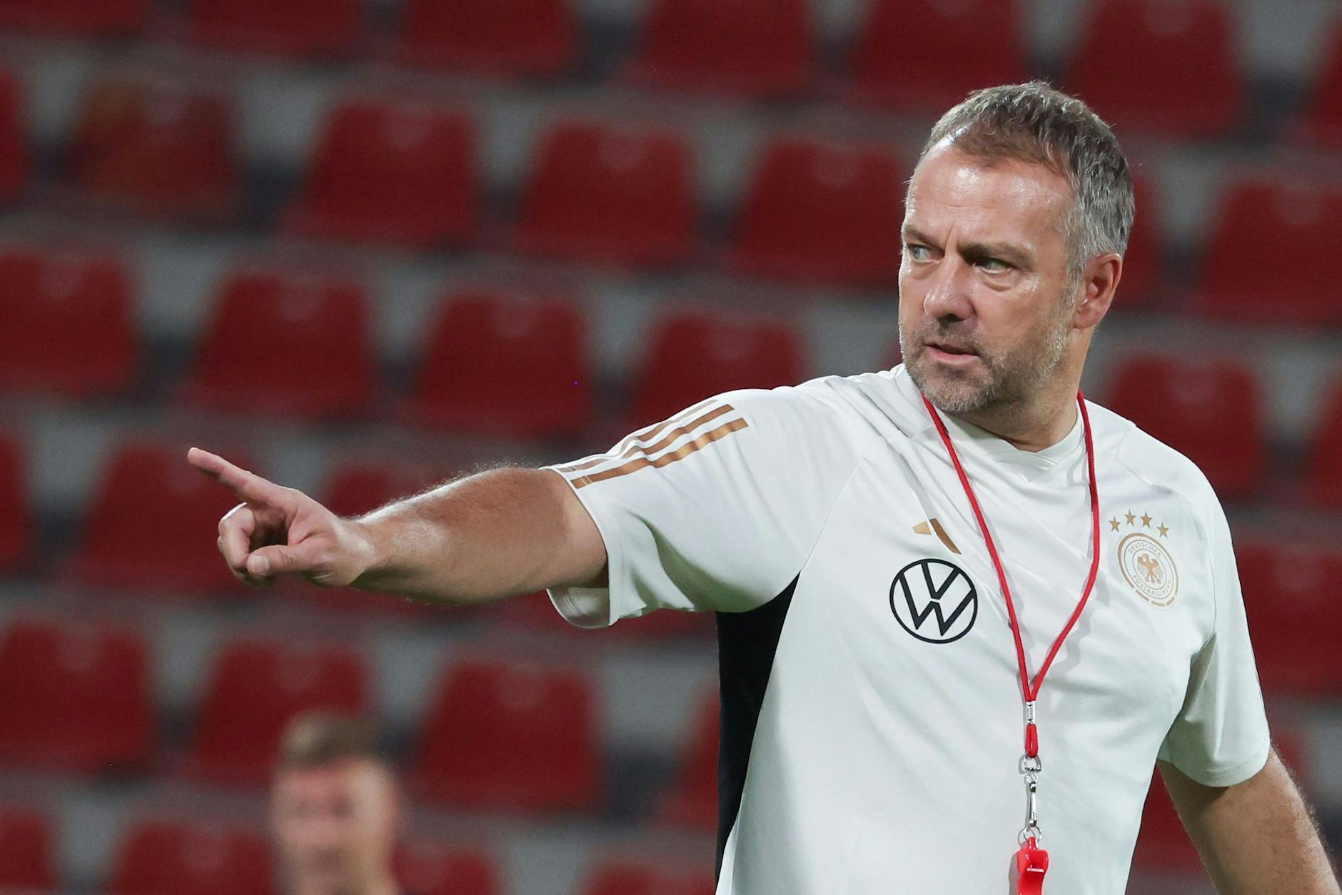 ARCHIV - Der DFB vertraut Hansi Flick weiter.