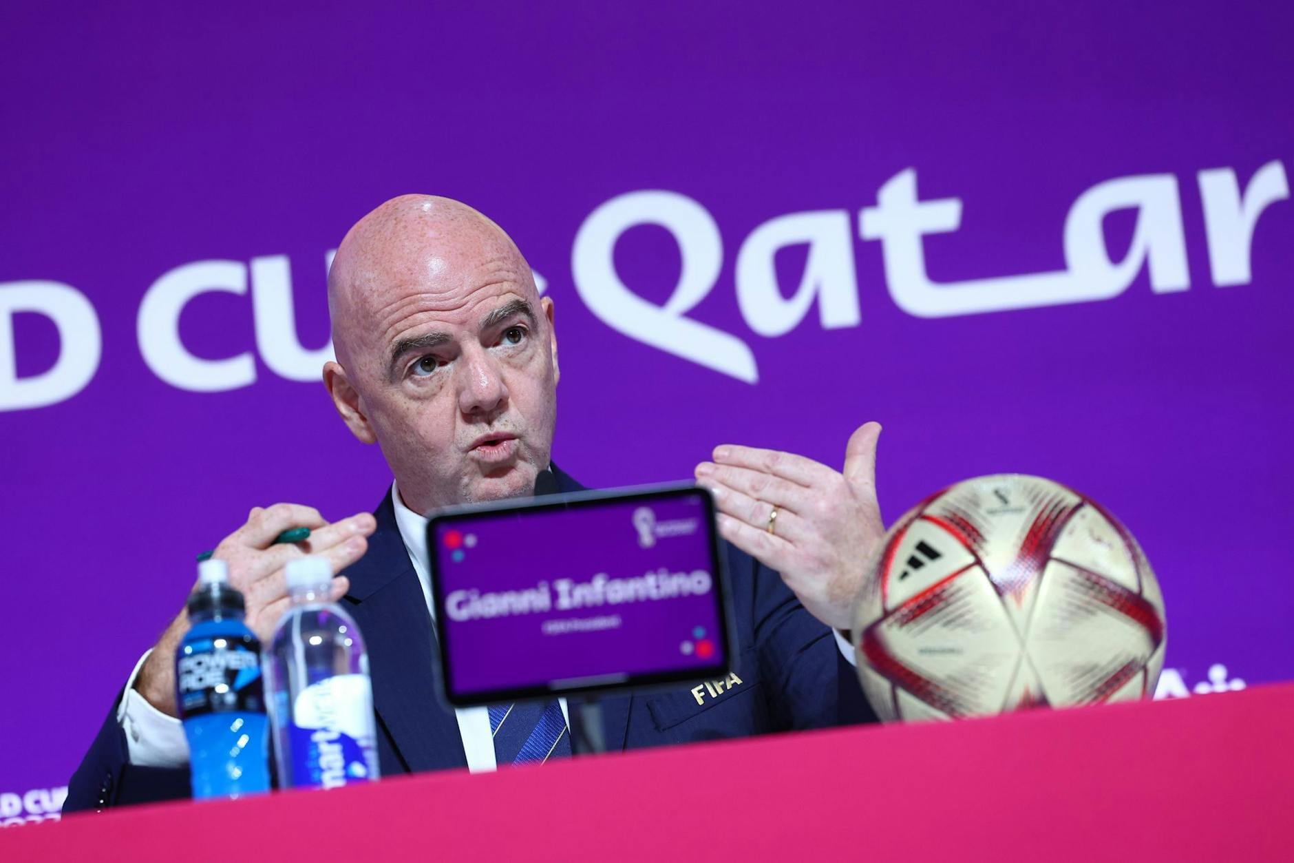 FIFA-Präsident Gianni Infantino bei der Pressekonferenz in Doha.