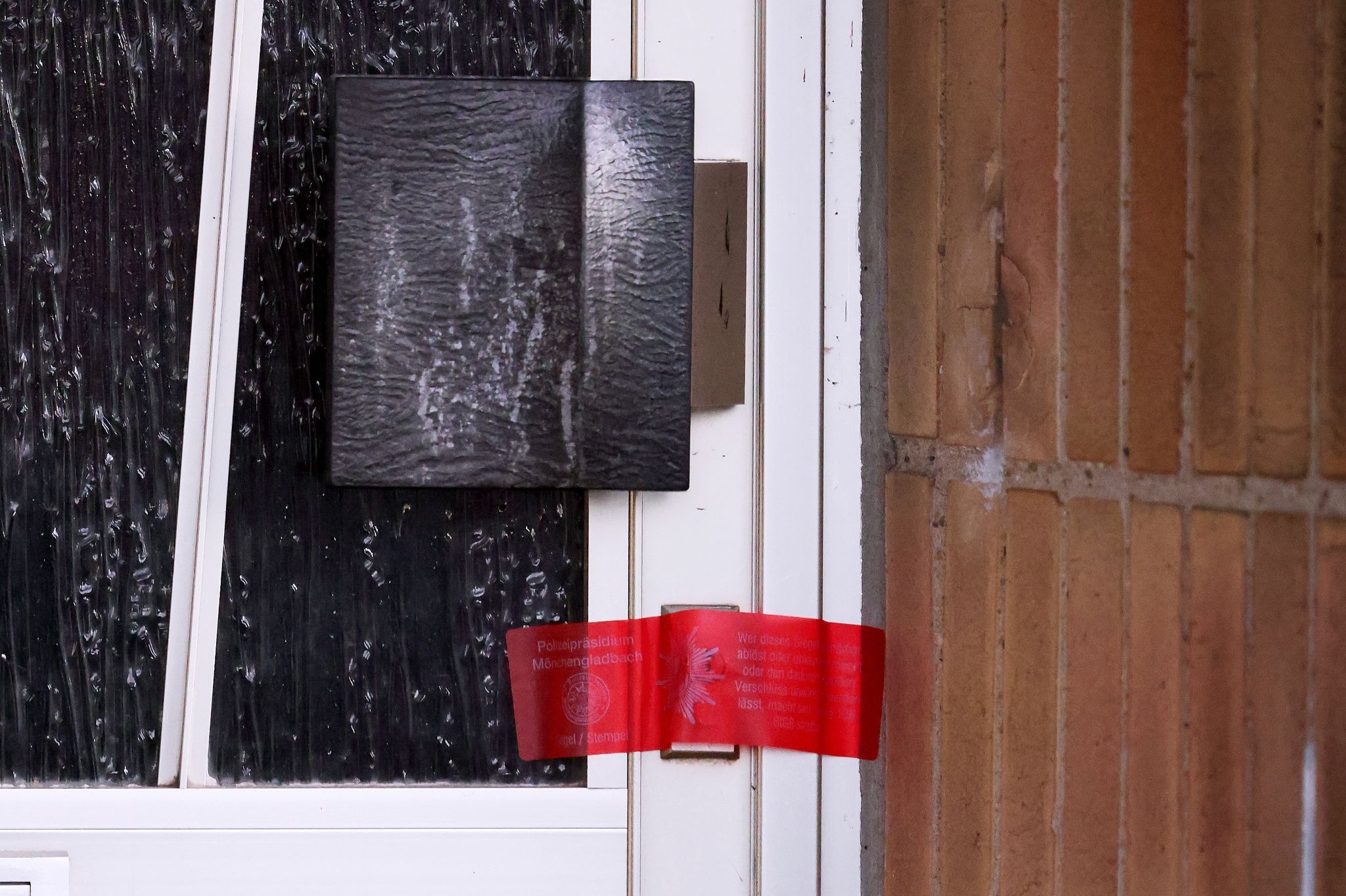 Image - Verwesungsgeruch strömte aus Gruselhaus von Tönisvorst: Drei Leichen gefunden - DAS ist bisher bekannt