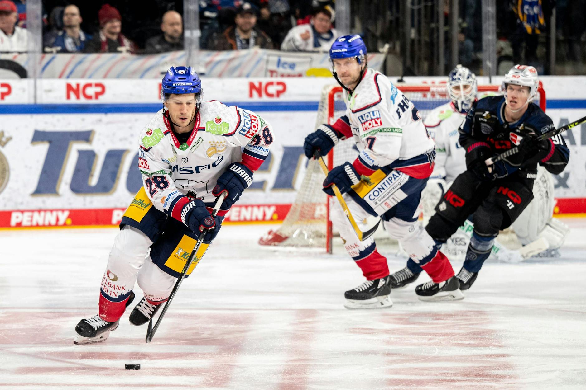 Eisbär Frank Mauer (l.) zieht im Spiel in Nürnberg mit dem Puck davon.