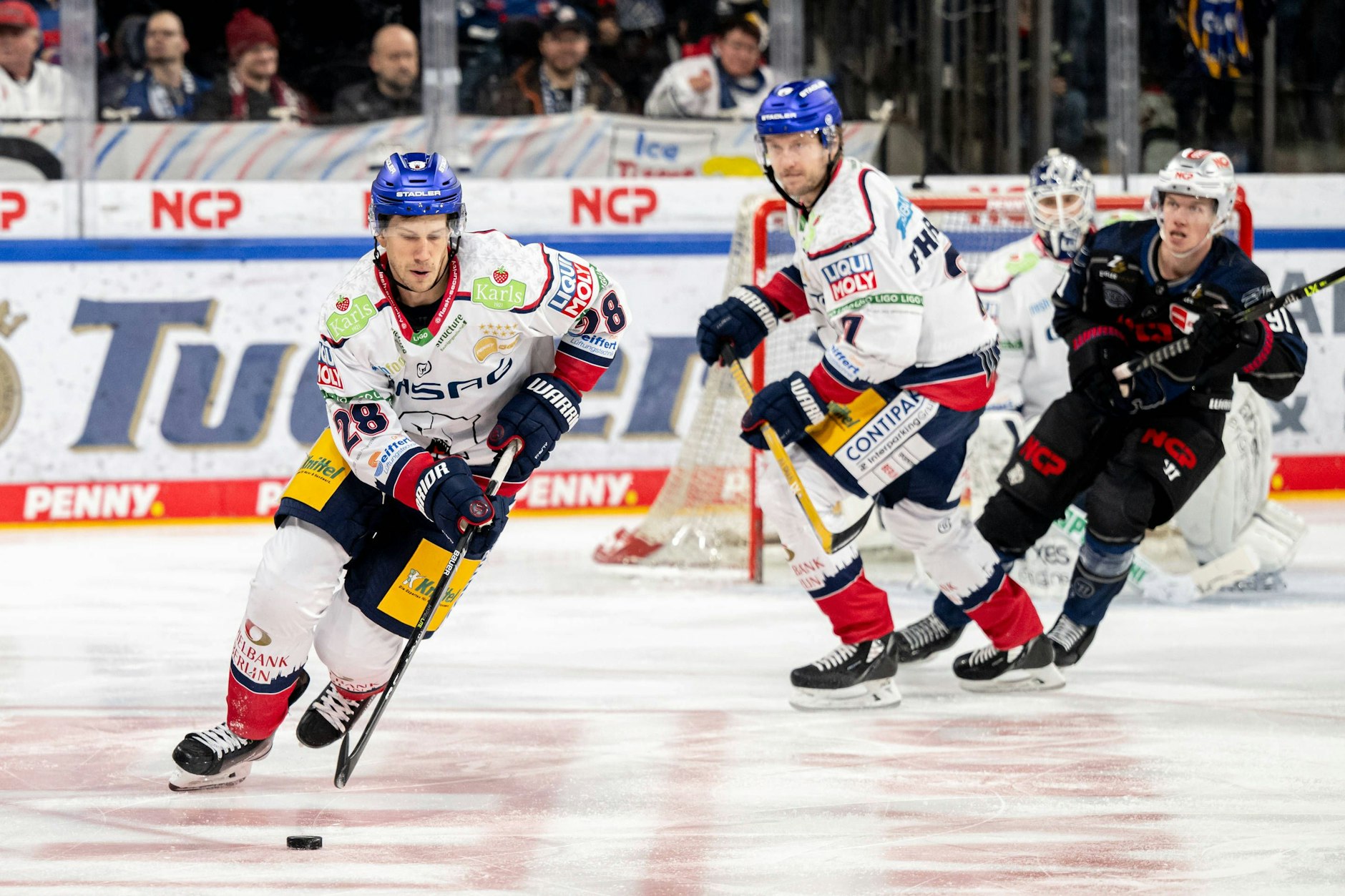Eisbär Frank Mauer (l.) zieht im Spiel in Nürnberg mit dem Puck davon.