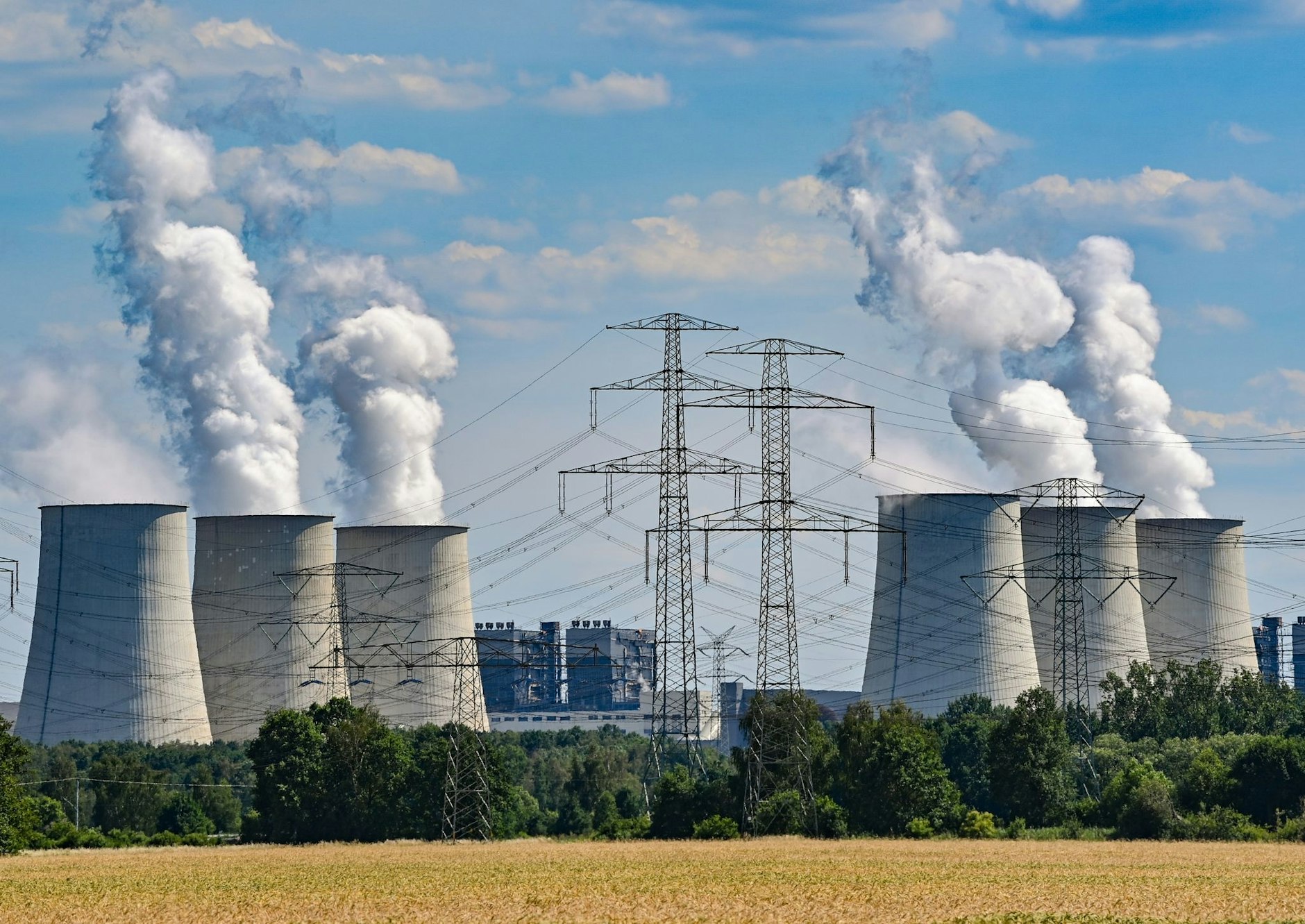 ARCHIV - Wasserdampf steigt aus den Kühltürmen eines Braunkohlekraftwerks.  