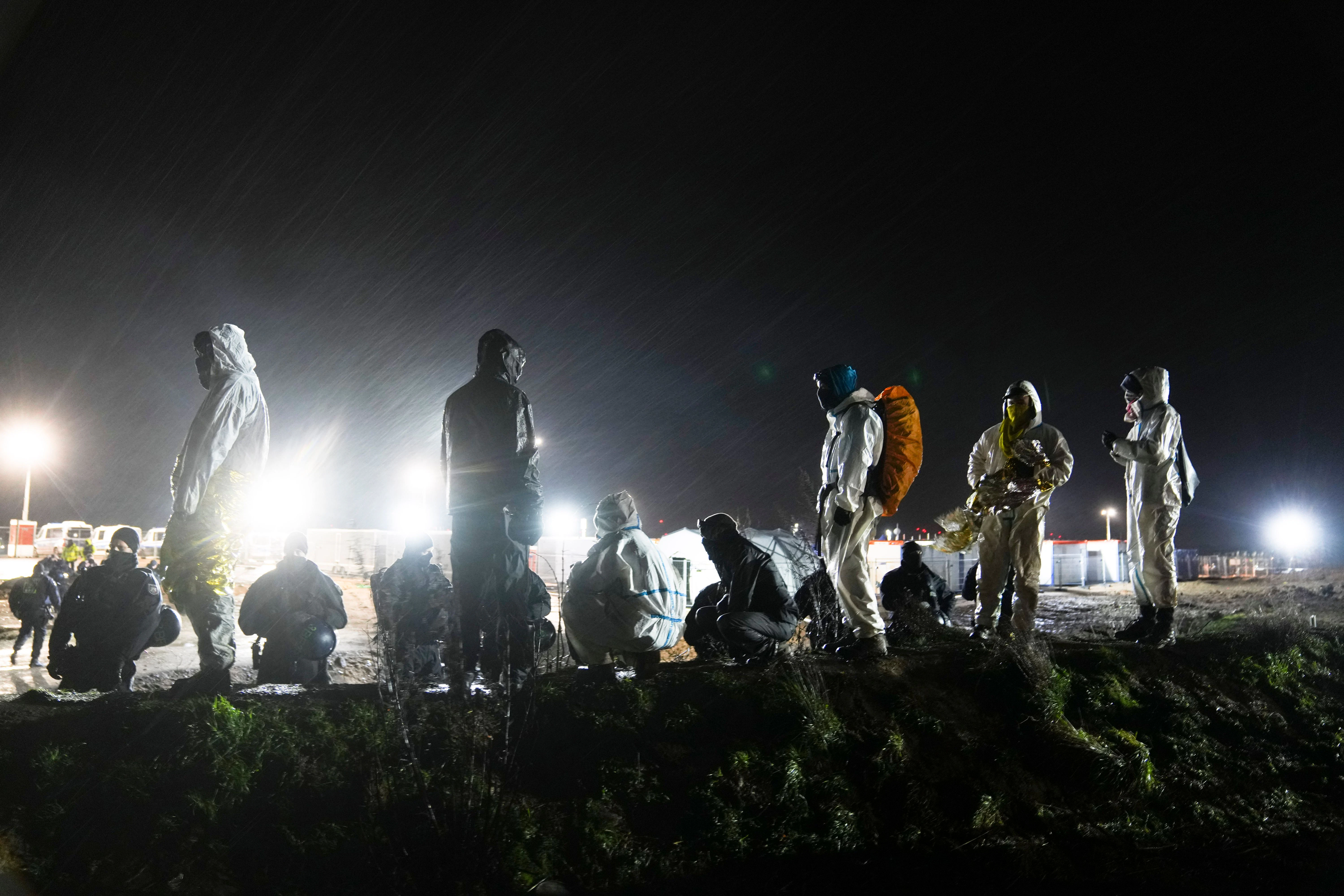 Klimaaktivisten stehen vor einer Reihe von Polizisten im Dorf Lützerath. Die Stimmung heizte sich in den vergangenen Tagen zunehmend auf.