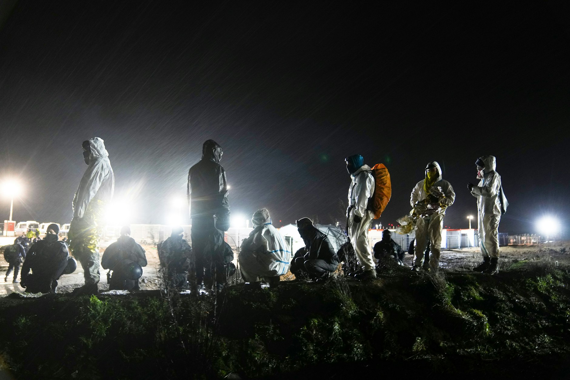 Klimaaktivisten stehen vor einer Reihe von Polizisten im Dorf Lützerath. Die Stimmung heizte sich in den vergangenen Tagen zunehmend auf.