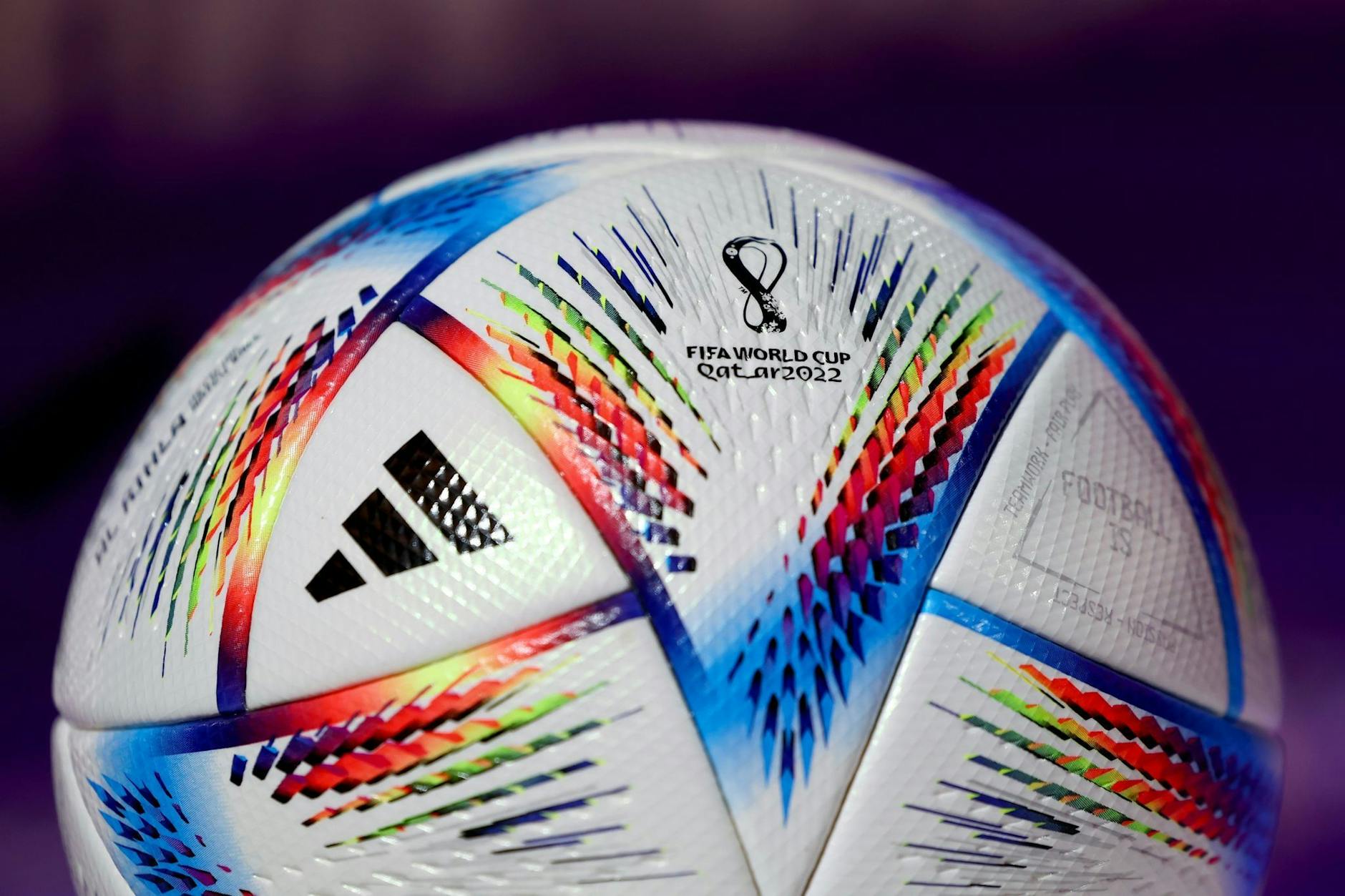 ARCHIV - Über die Fußball-WM in Katar wird heftig diskutiert.