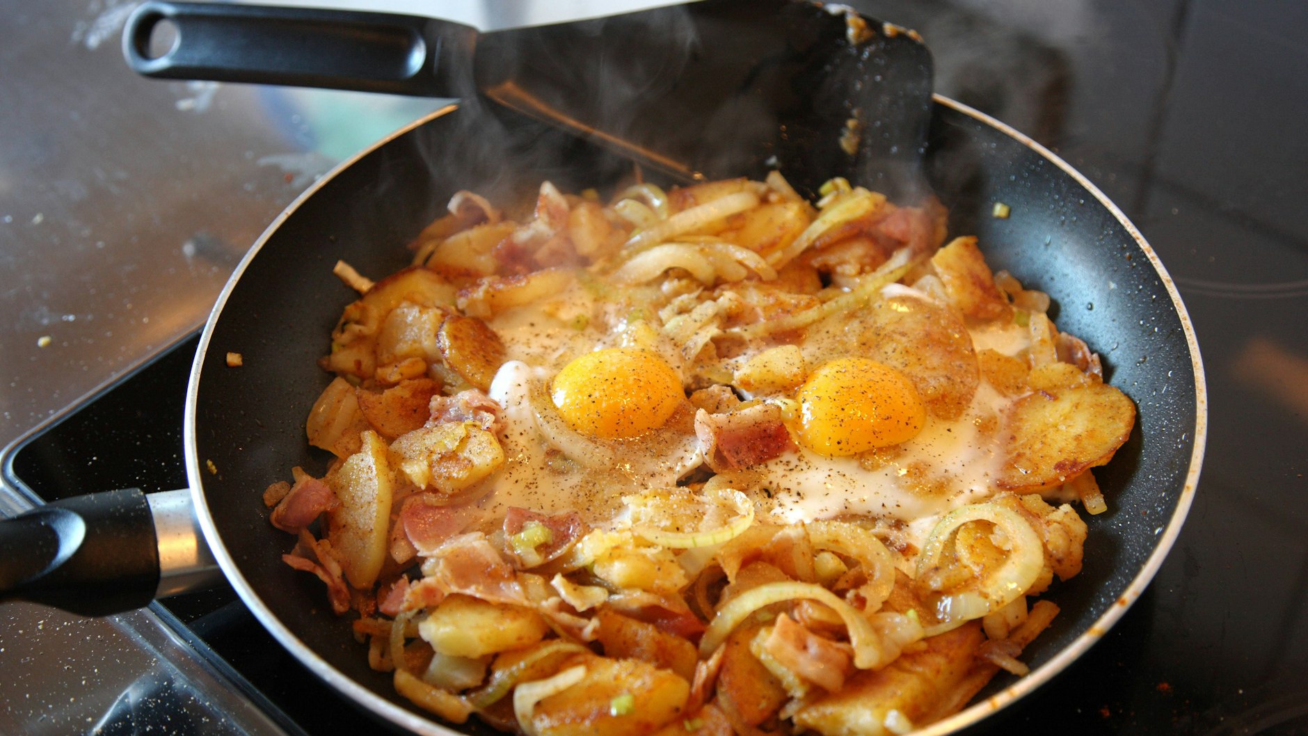 Wer es so lieber mag, kann das Hoppel Poppel auch mit Spiegelei zubereiten.