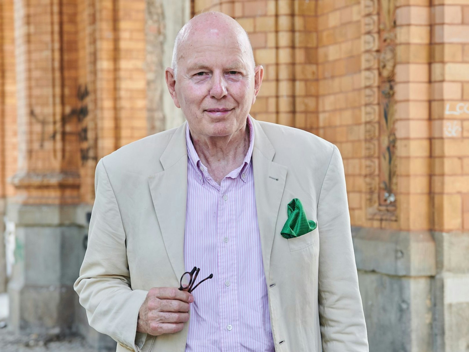 Christoph Stölzl, Gründungsdirektor für das Exilmuseum, im Sommer 2021 am Anhalter Bahnhof.