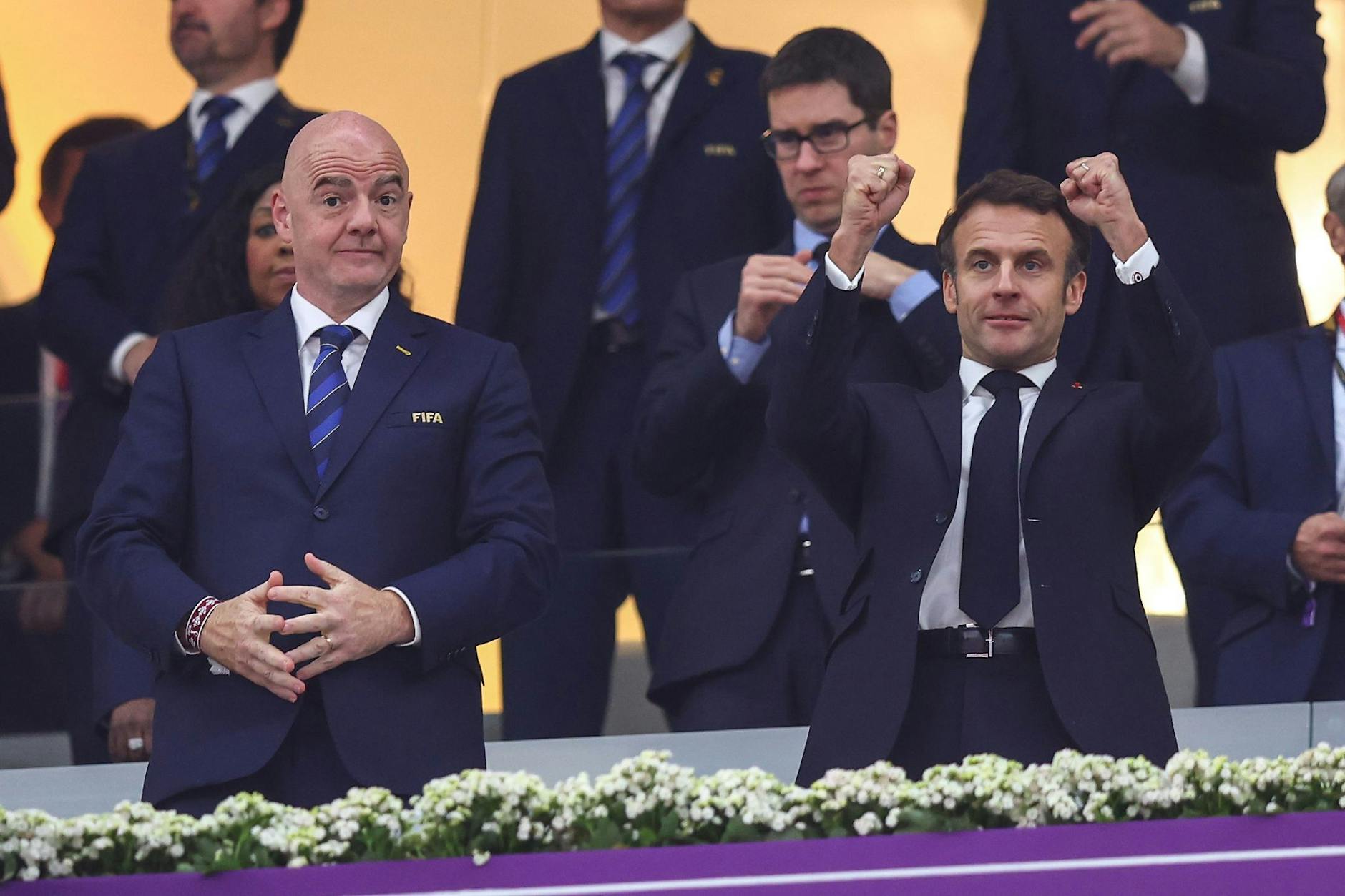 Mächtiger Männer: Frankreichs Staatspräsident Emmanuel Macron (r) und FIFA-Boss Gianni Infantino..