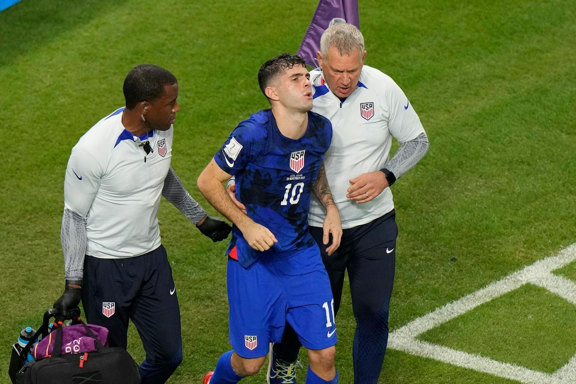 US-Spieler Christian Pulisic (M) wird verletzt vom Platz getragen.