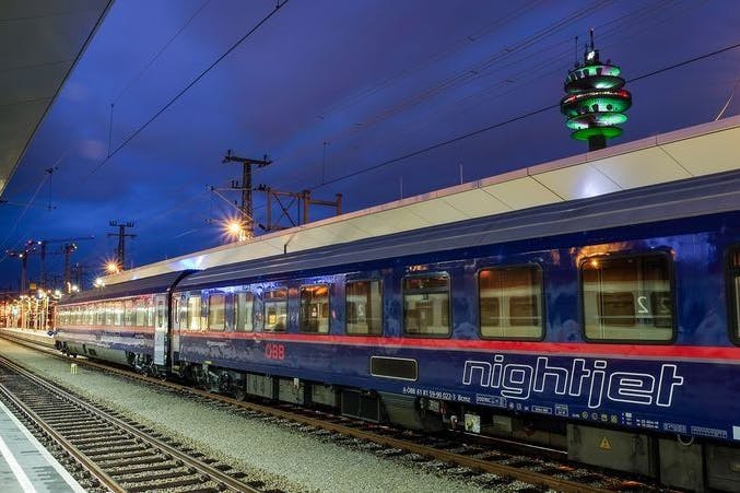 Startklar für die Reise durch die Nacht: ein Nightjet der Österreichischen Bundesbahnen (ÖBB).