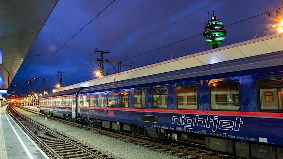 Startklar für die Reise durch die Nacht: ein Nightjet der Österreichischen Bundesbahnen (ÖBB).