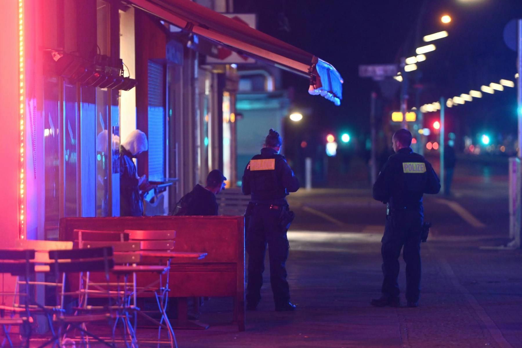 Beamte der Berliner Polizei ermitteln nach der Prügelei zwischen mehreren Personen in Berlin-Wedding.