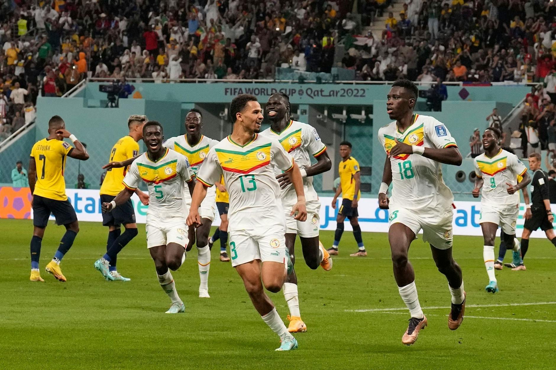 Senegals Ismaila Sarr (r) jubelt nach seinem Treffer zum 1:0 mit seinen Mitspielern.