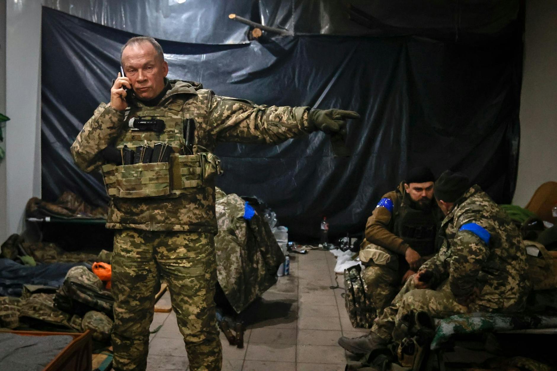 Generaloberst Oleksandr Syrskyi, Befehlshaber der Armee der Ukraine, gibt Anweisungen in einem Unterstand in Soledar in der Donesk-Region. Dort finden gerade heftige Kämpfe mit den russsischen Truppen statt.