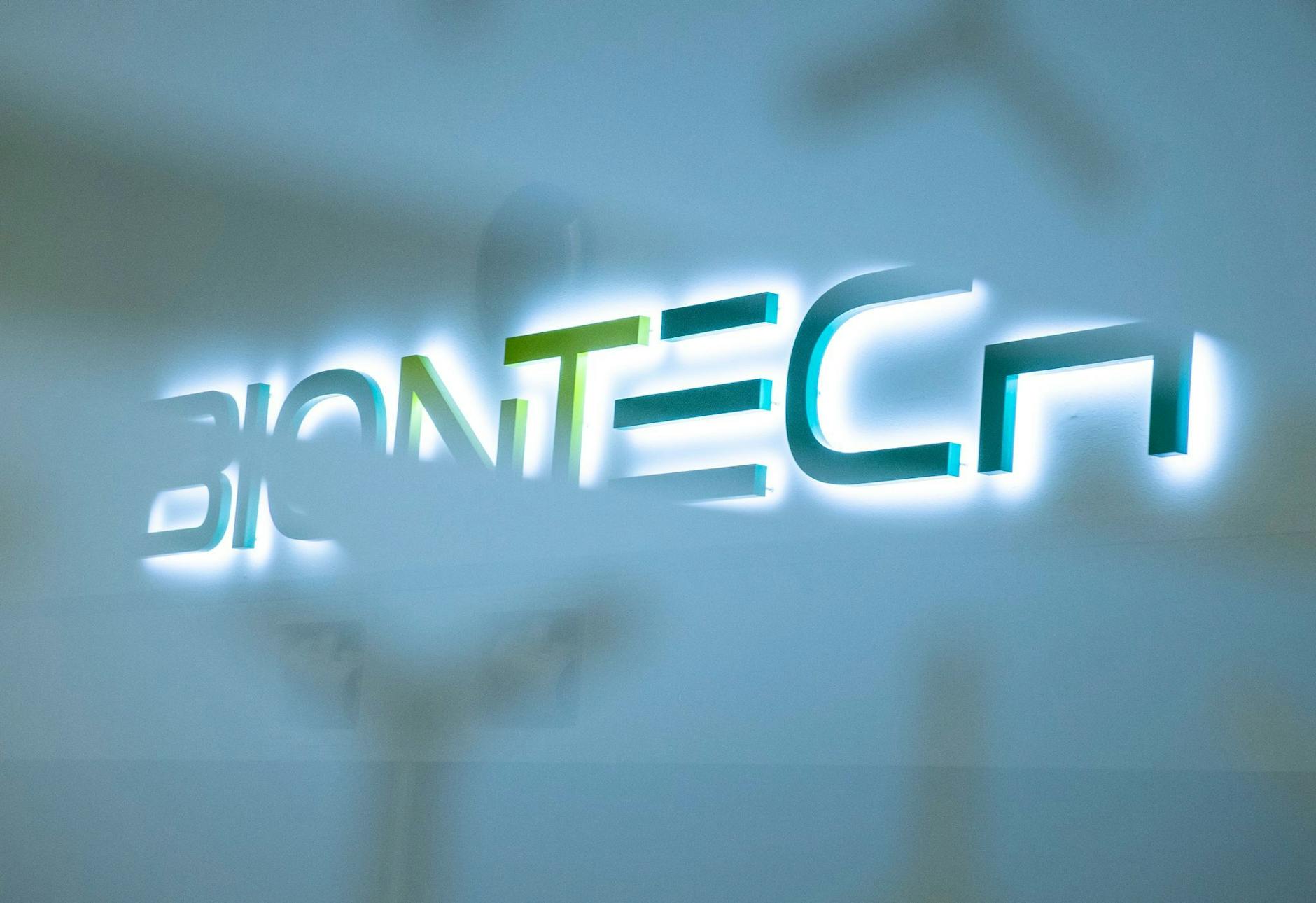ARCHIV - Biontech ist mit seinem Corona-Impfstoff bekannt geworden und forscht auch an Krebstherapien.