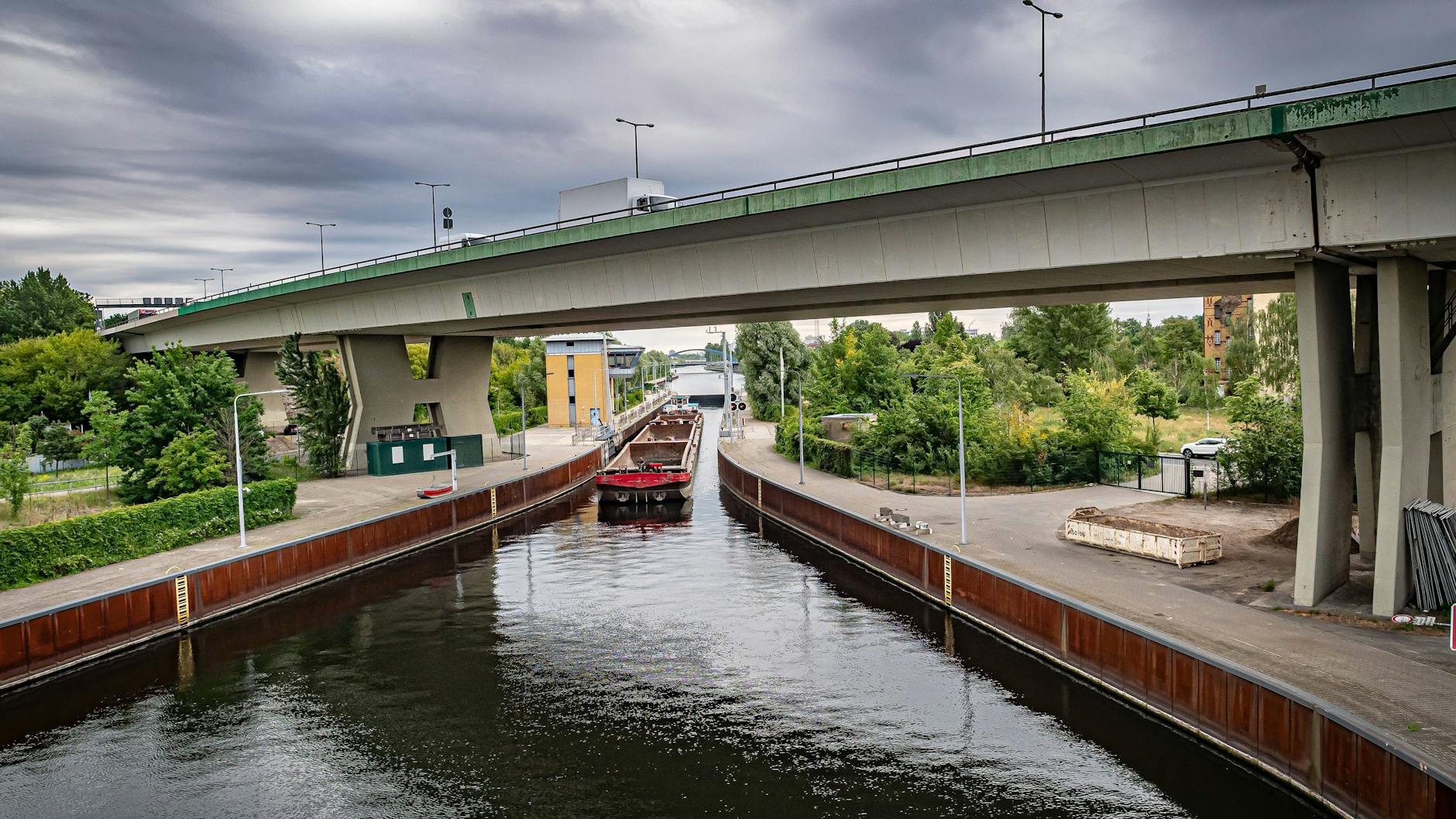 Die Spreeschleuse Charlottenburg hält das Wasser des Flusses zurück (Archivbild).