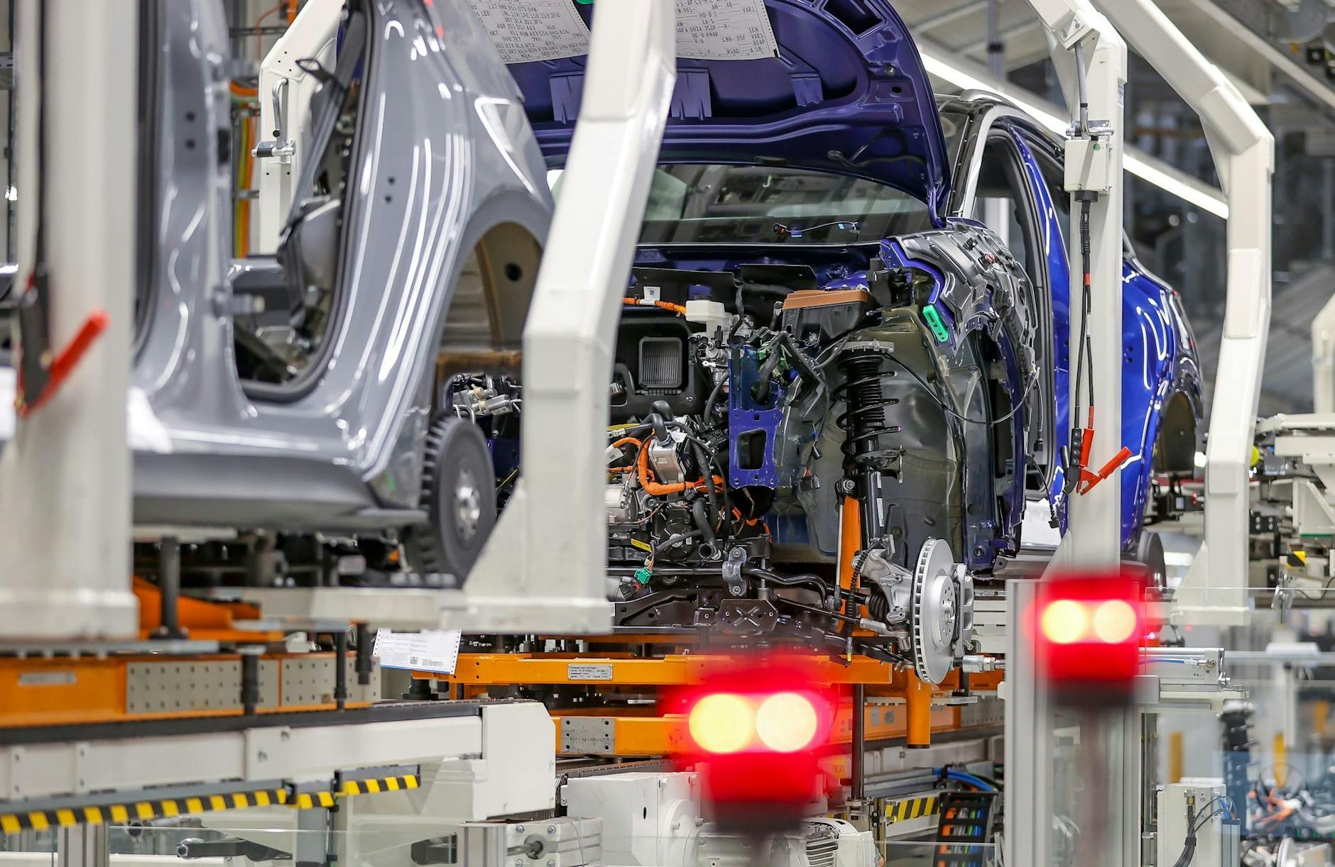 ARCHIV - Die großen deutschen Autohersteller verkaufen weniger Fahrzeuge - auch in 2023?