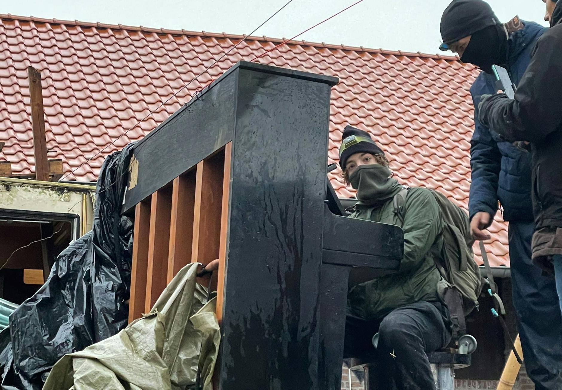 Ein Aktivist spielt Klavier, während die Polizei den besetzten Ort räumt.