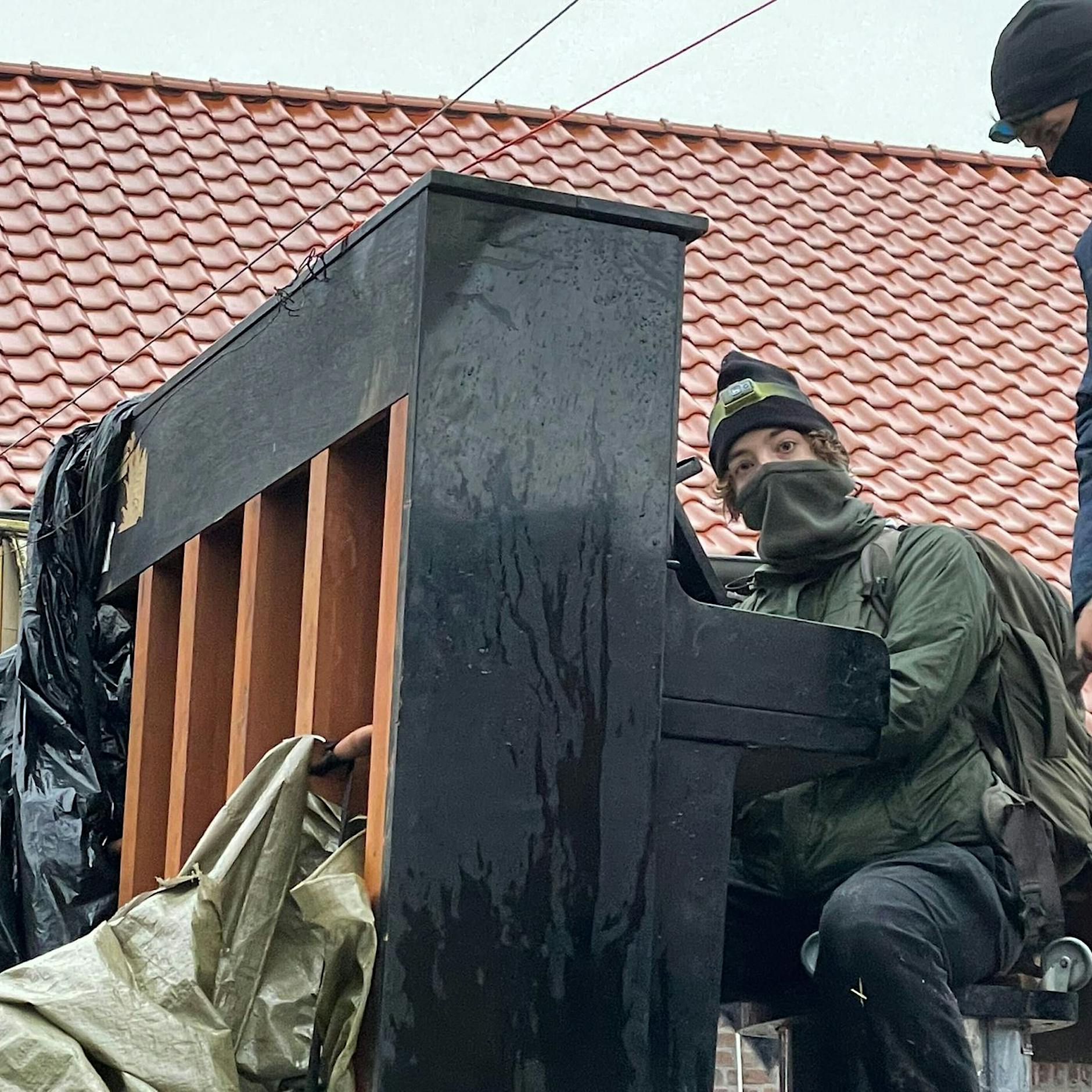 Zu Klaviermusik rückt die Polizei nach Lützerath ein