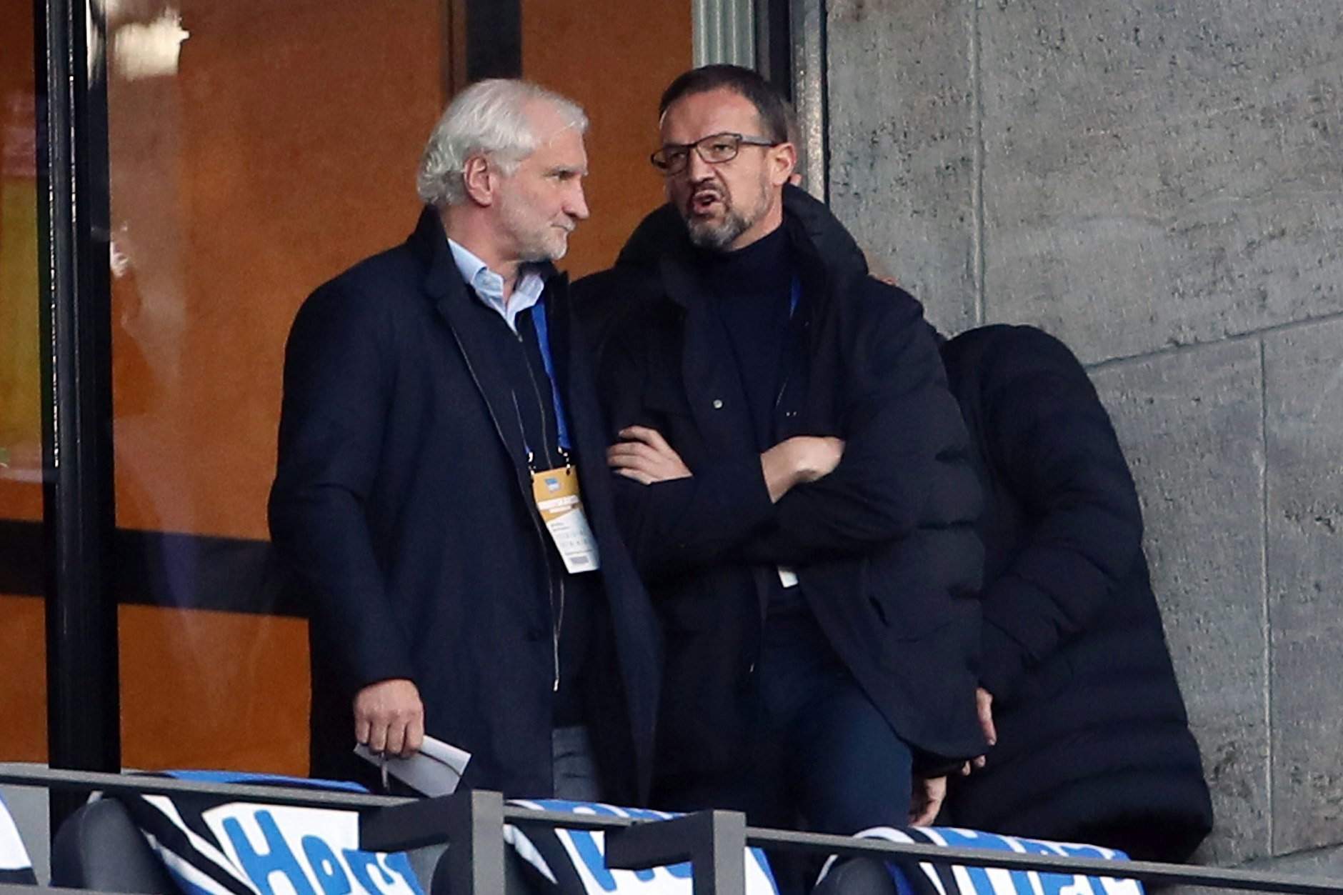 Unterhielten sich im November 2021 angeregt im Berliner Olympiastadion: Leverkusens Geschäftsführer Rudi Völler (l.) und Hertha-Manager Fredi Bobic.