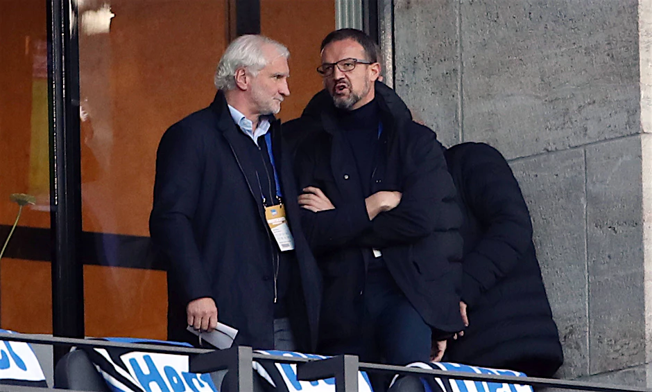 Unterhielten sich im November 2021 angeregt im Berliner Olympiastadion: Leverkusens Geschäftsführer Rudi Völler (l.) und Hertha-Manager Fredi Bobic.