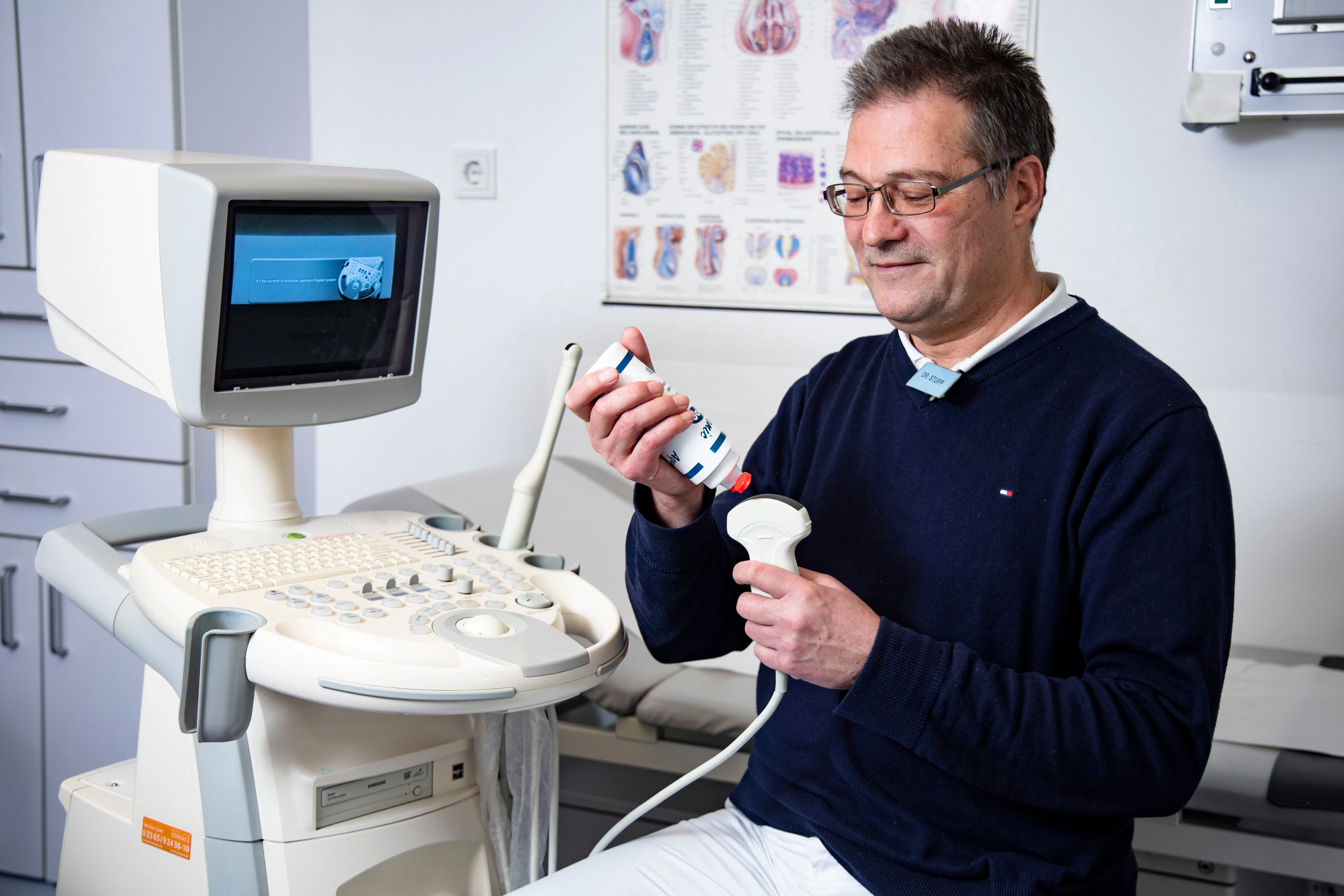 Urologe Stefan Stupp bereitet eine Ultraschall-Untersuchung vor.