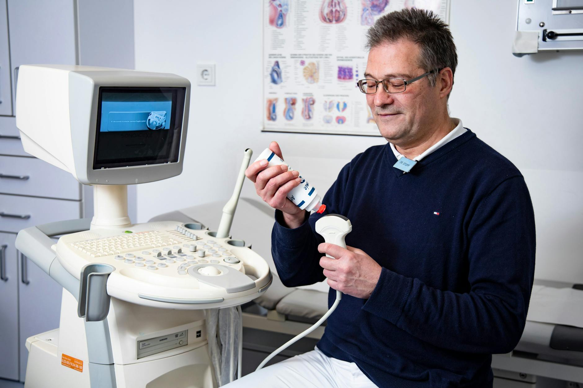Urologe Stefan Stupp bereitet eine Ultraschall-Untersuchung vor.