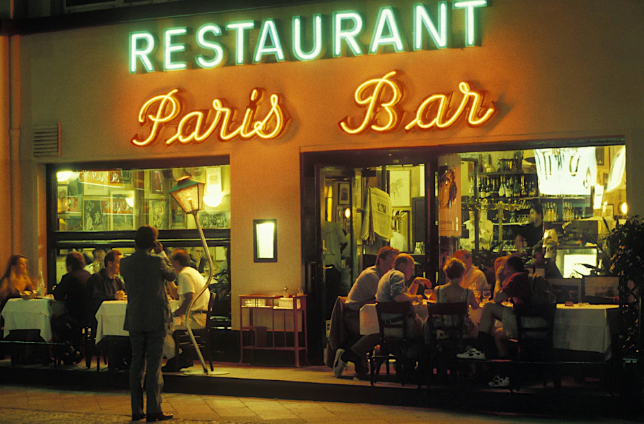 Nur wenige Restaurants in Berlin verdienen die Bezeichnung „The Place to be“ - für die Paris Bar scheint sie allerdings wie geschaffen.&nbsp;