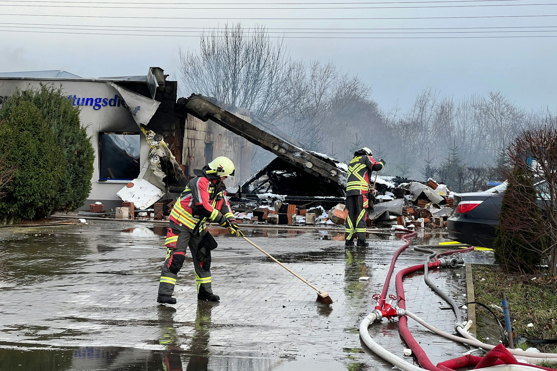 Feuerwehrleute nach der Detonation in den Trümmern.