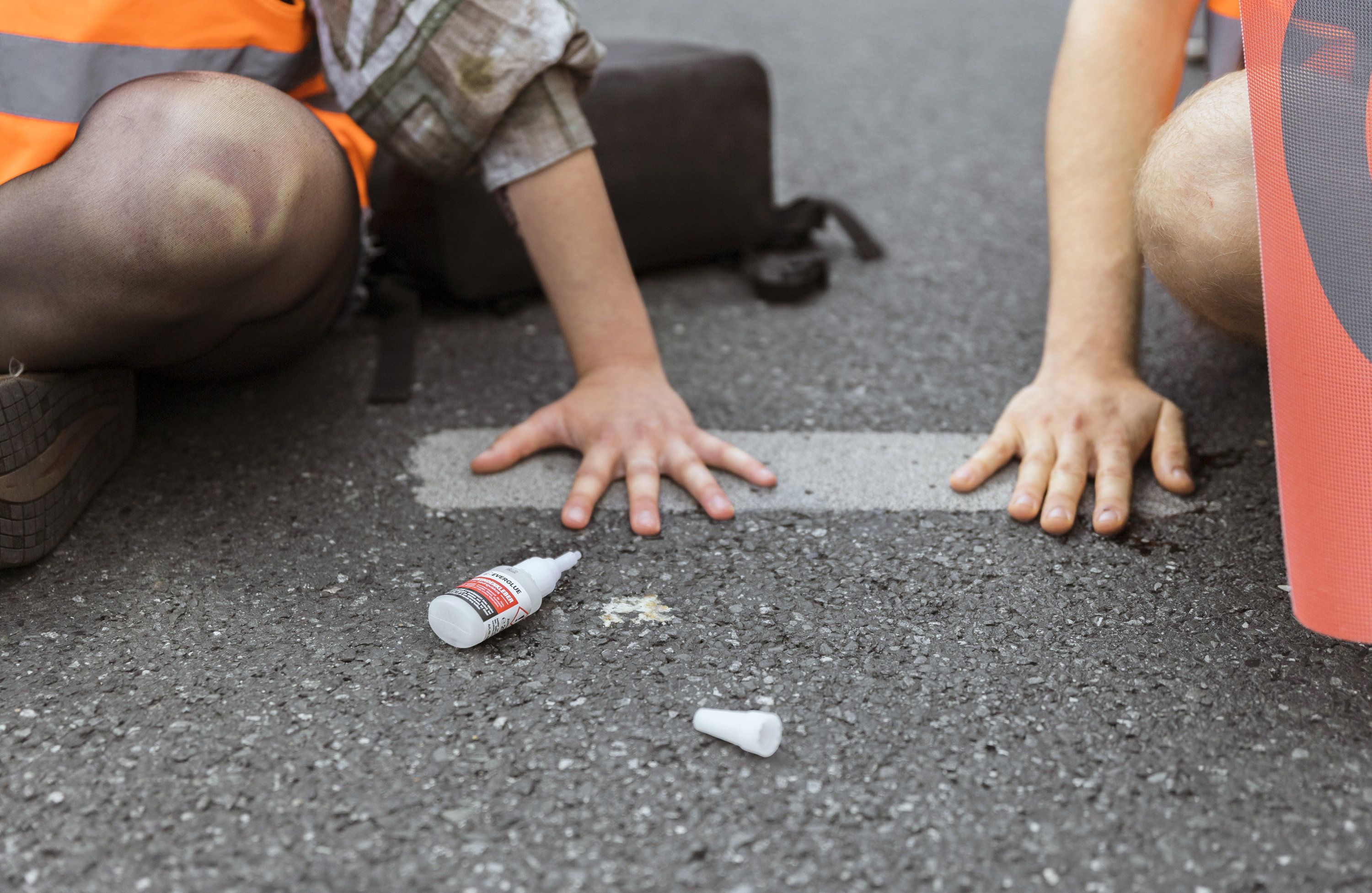 Autofahrer in Berlin rollen Klima-Kleber beiseite – Strafanzeige!