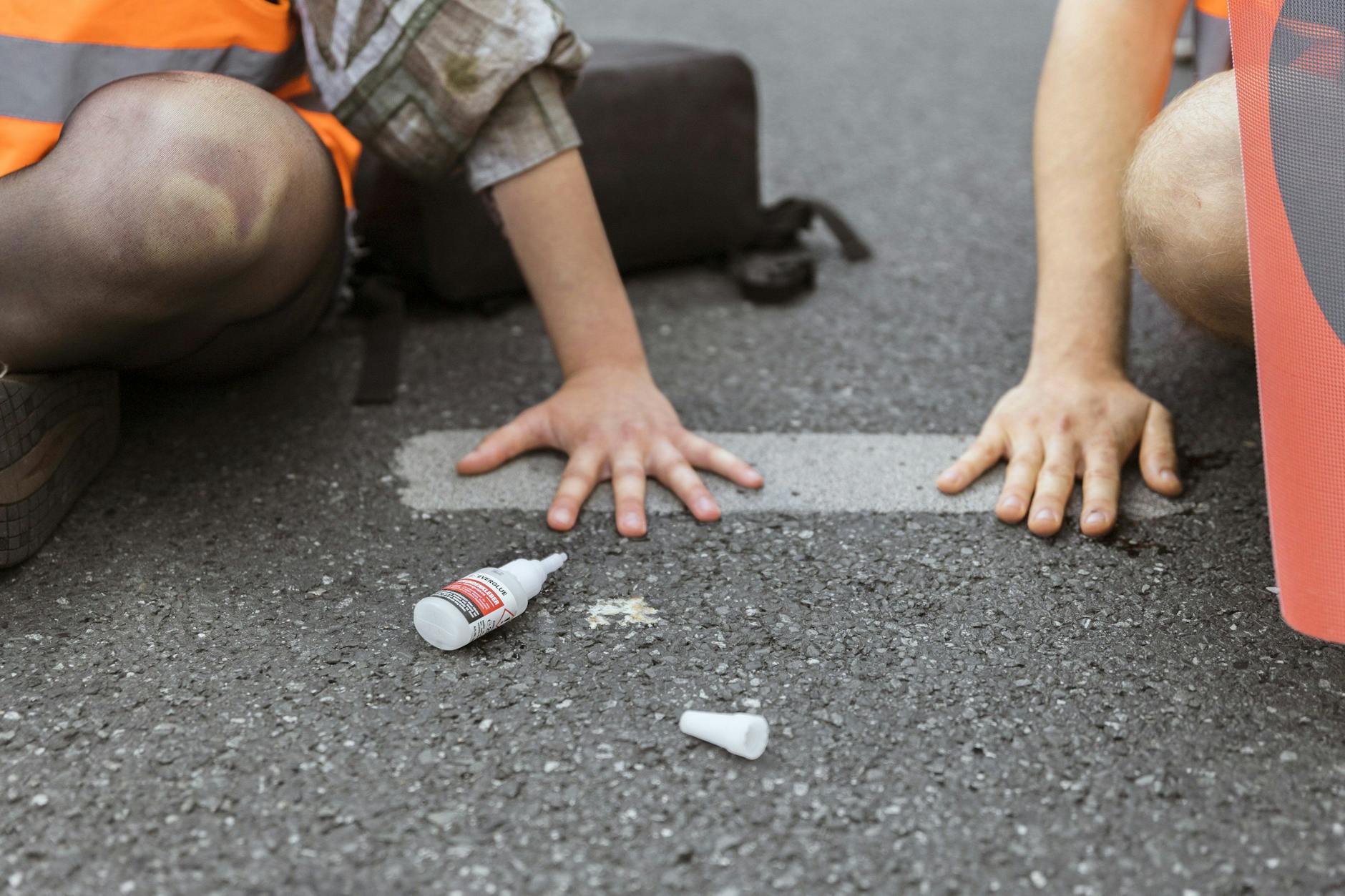Klimaaktivisten haben sich am Donnerstag wieder auf Fahrbahnen festgeklebt.