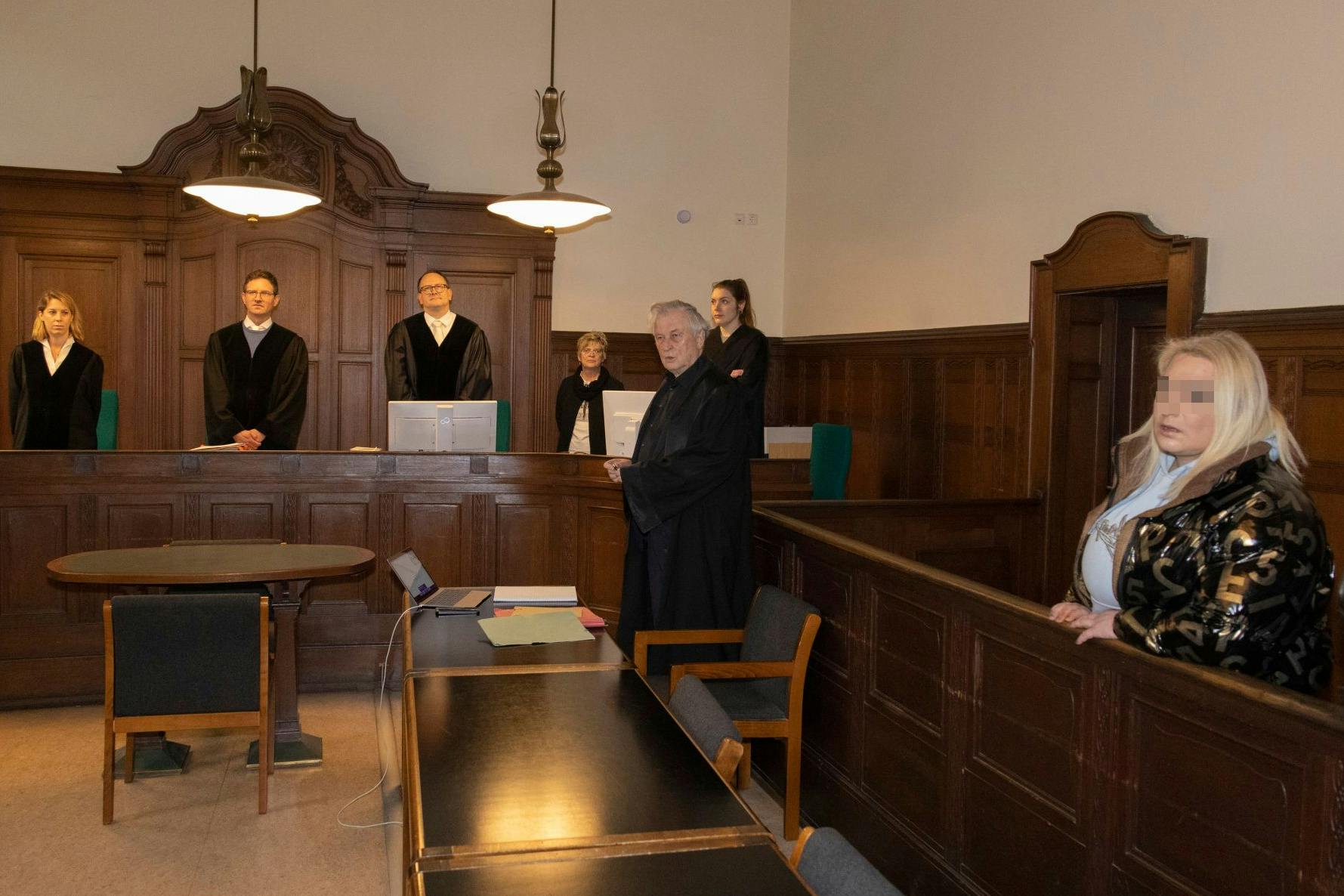 Veronika B. wird beschuldigt, ihre Mitpatientin ermordet zu haben. Sie beruft sich auf Notwehr.