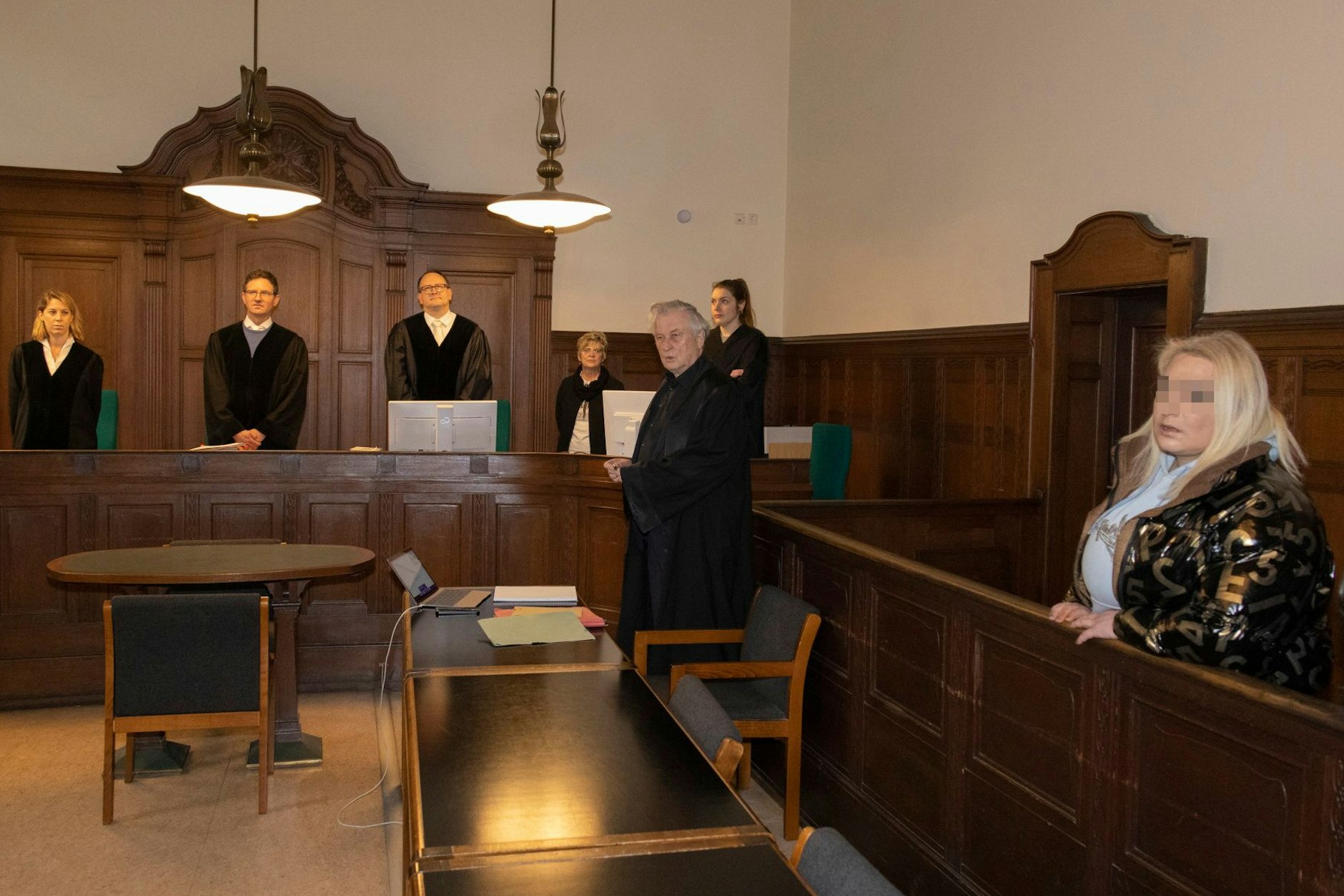 Veronika B. wird beschuldigt, ihre Mitpatientin ermordet zu haben. Sie beruft sich auf Notwehr.